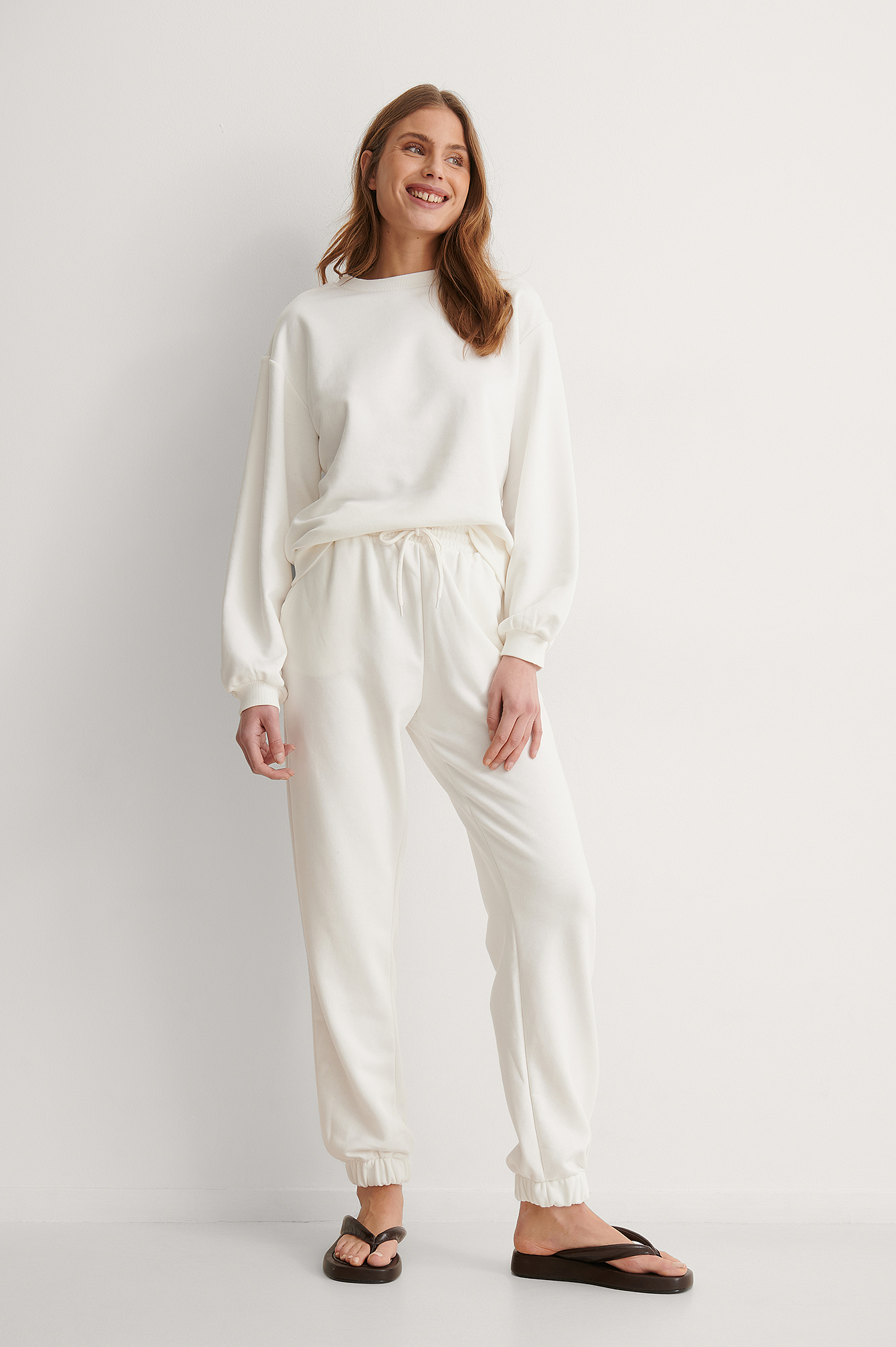 Pantalón de chándal de entallado relajado orgánicos Blanco roto | na-kd.com