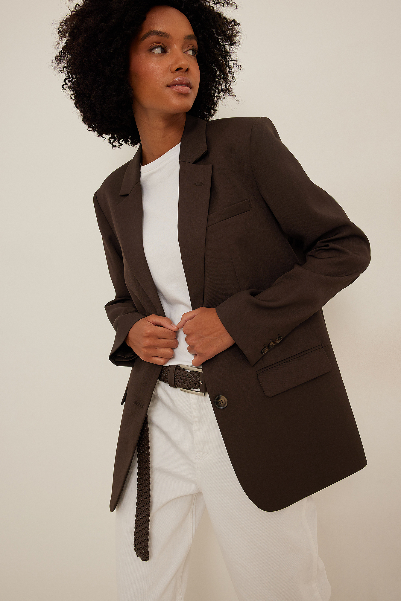 Arriba 84+ imagen dark brown blazer outfit - Abzlocal.mx
