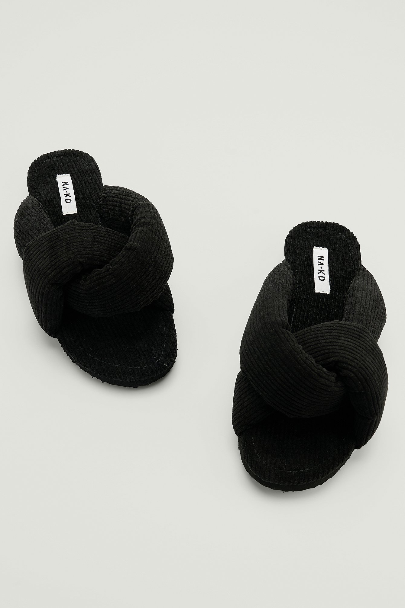Black Slippers met knoopdetail