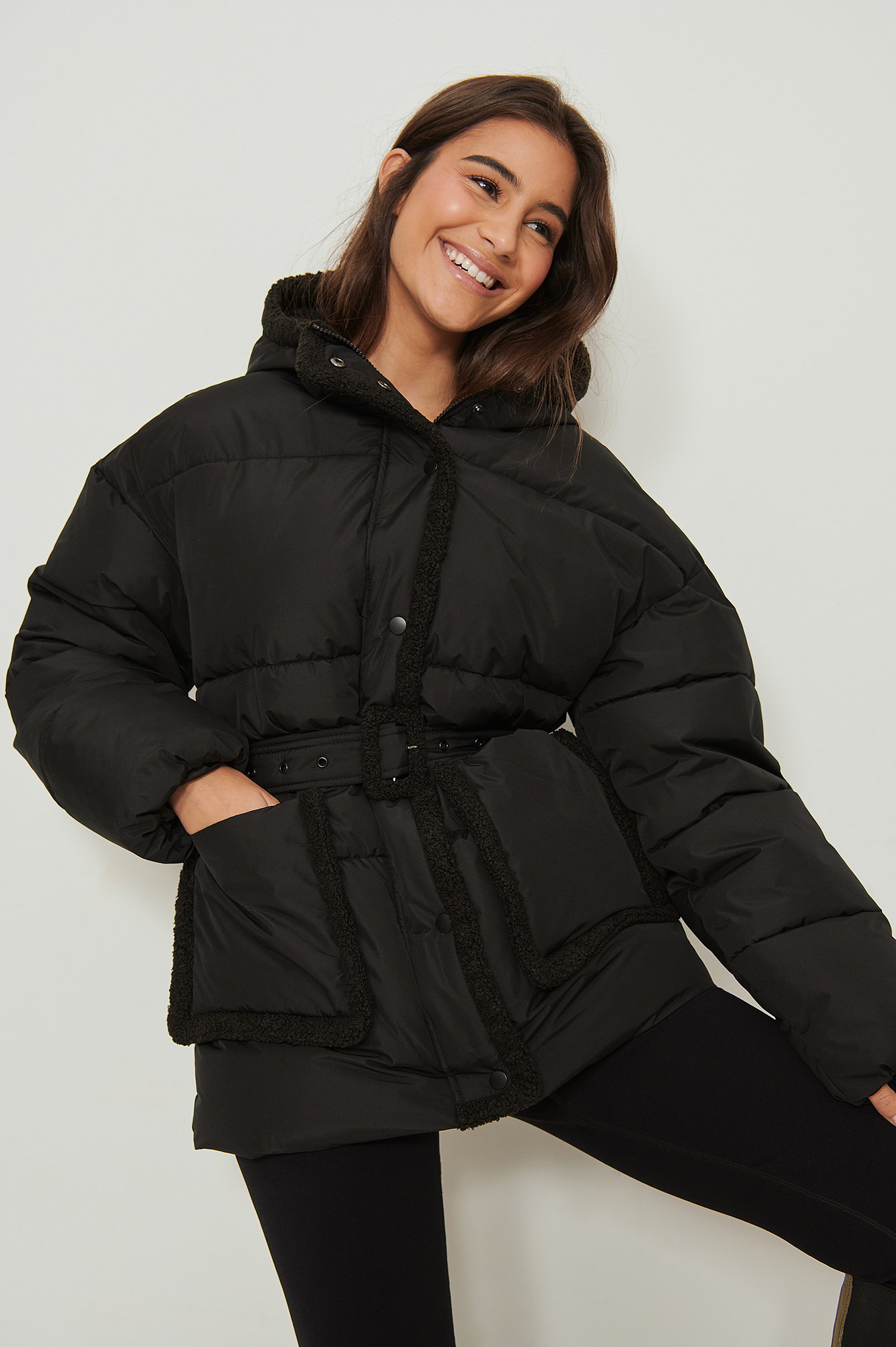 Giacca imbottita con dettagli in pile teddy Nero | na-kd.com