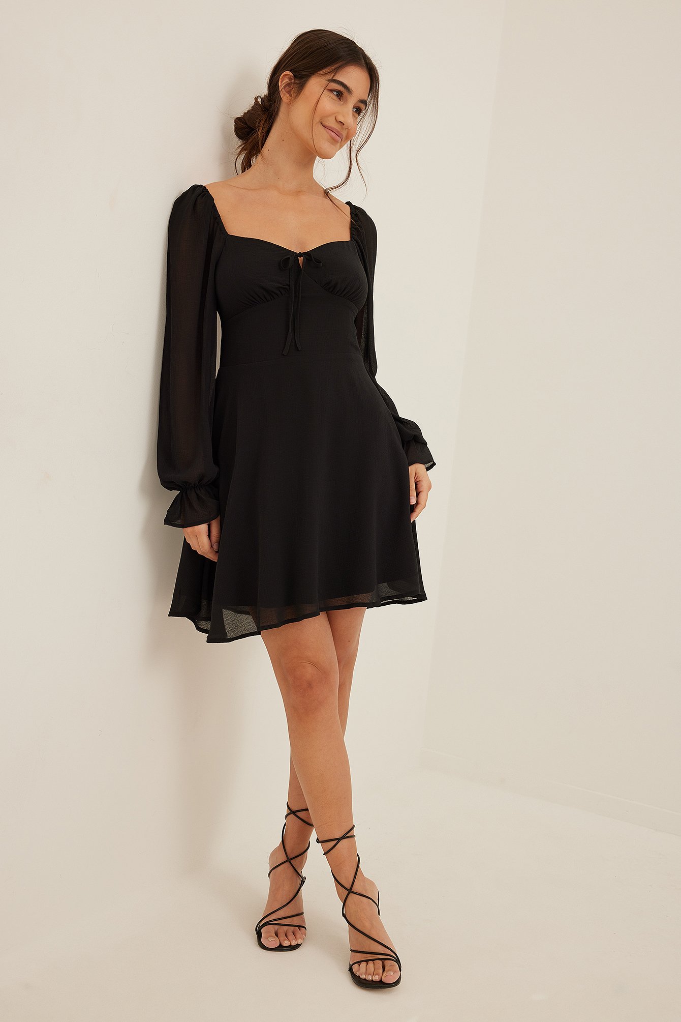 Black Recyceltes Kleid mit langen Ärmeln und Schnürung-Detail