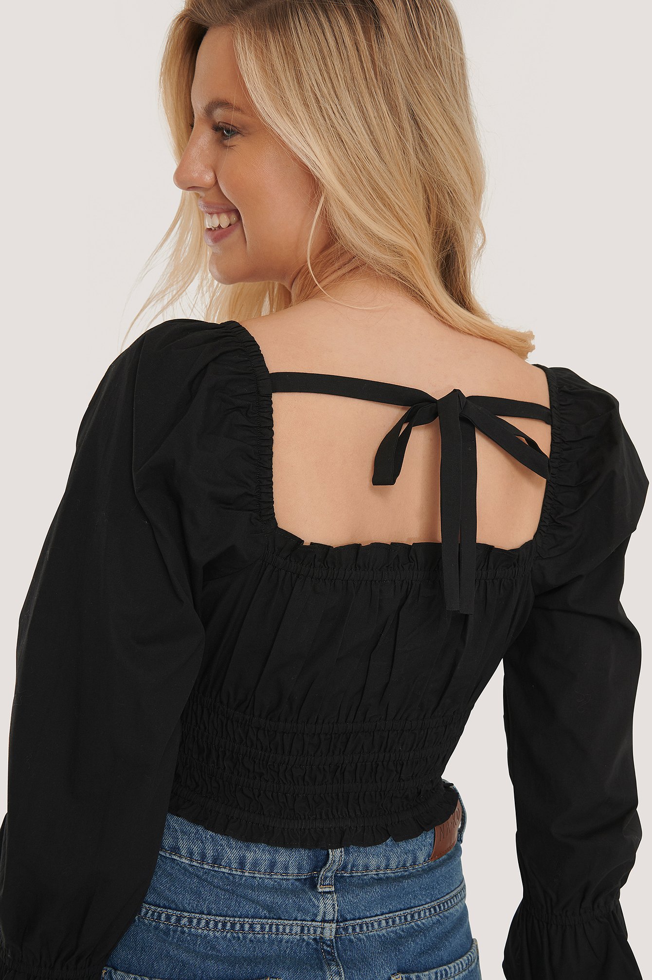 Black Økologisk bluse med knytting i ryggen og firkantet hals