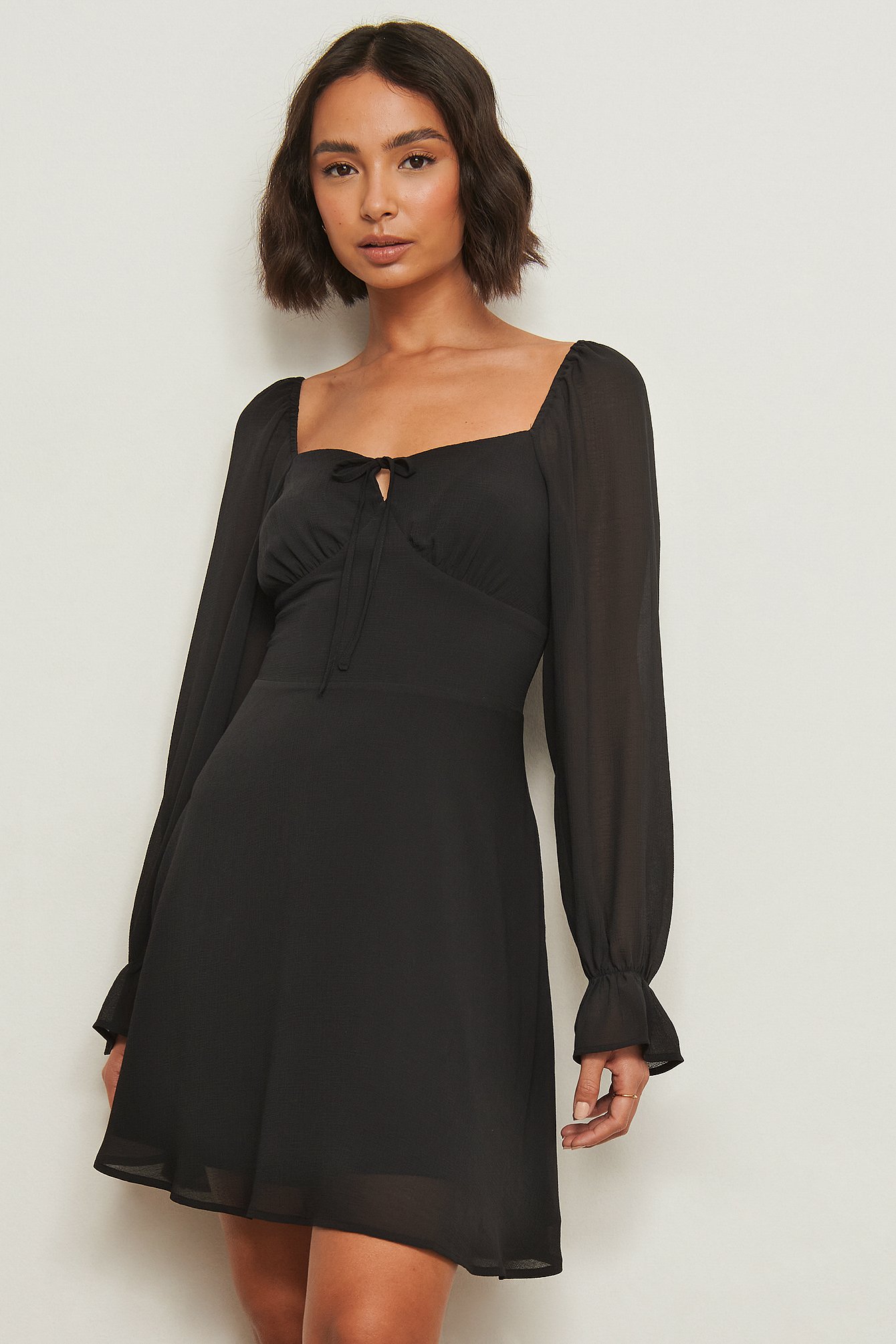 Black Recyceltes Kleid mit langen Ärmeln und Schnürung-Detail