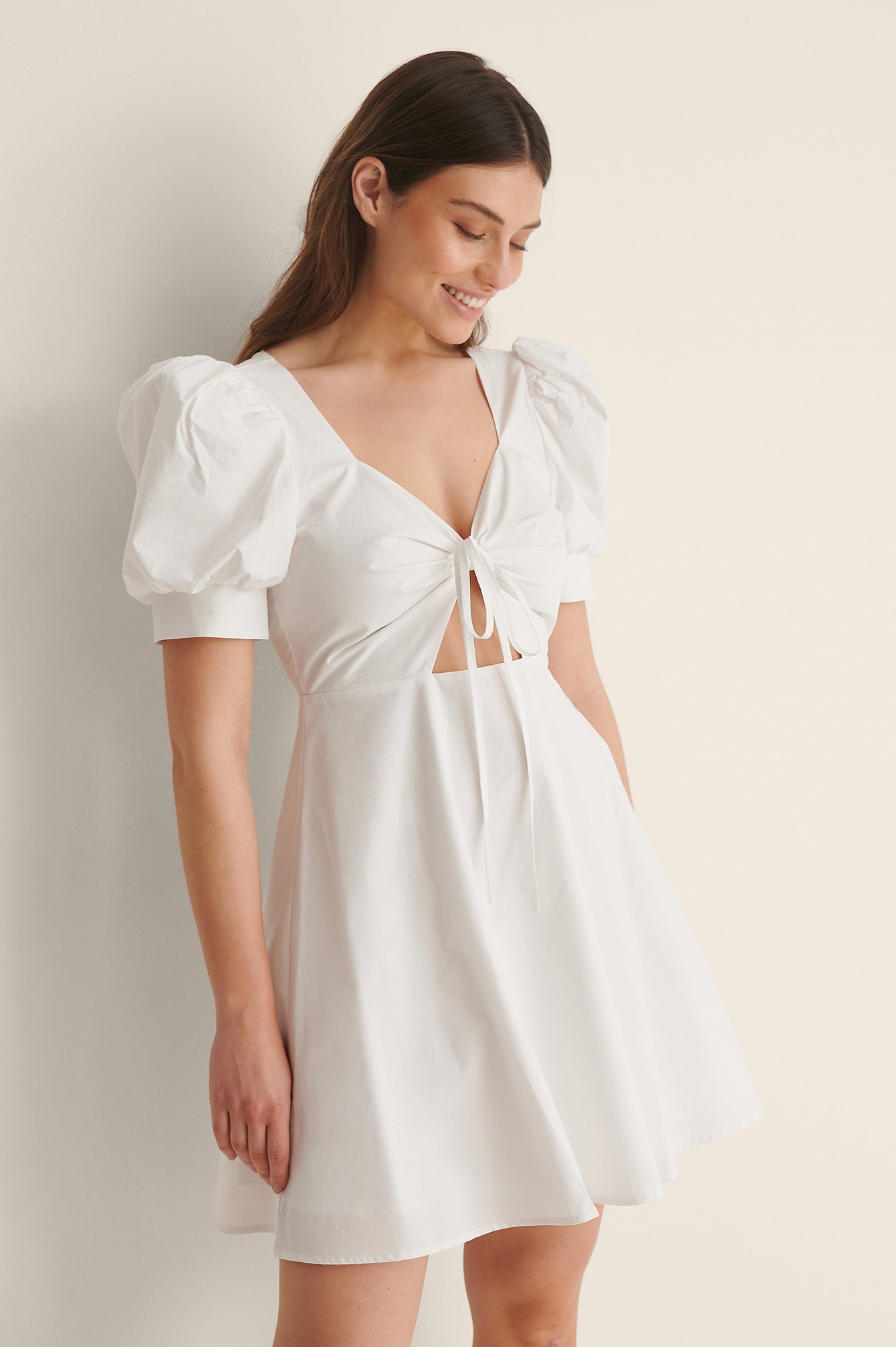White Ekologiczna sukienka z wiązanym przodemWykonana z bawełny sukienka z wiązanym przodem