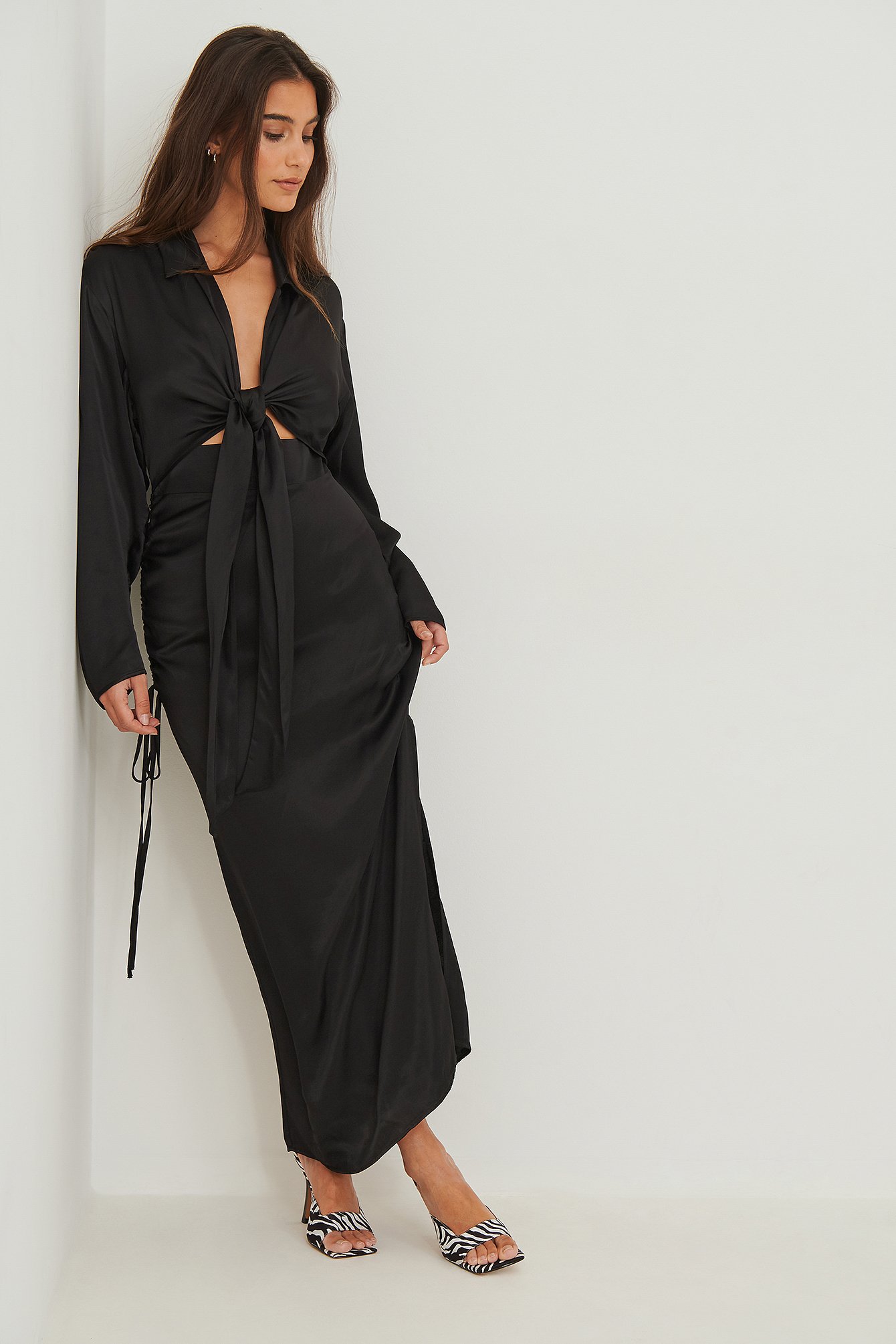 Er is behoefte aan Aangepaste Dat Maxi-jurk met strik voor Zwart | NA-KD
