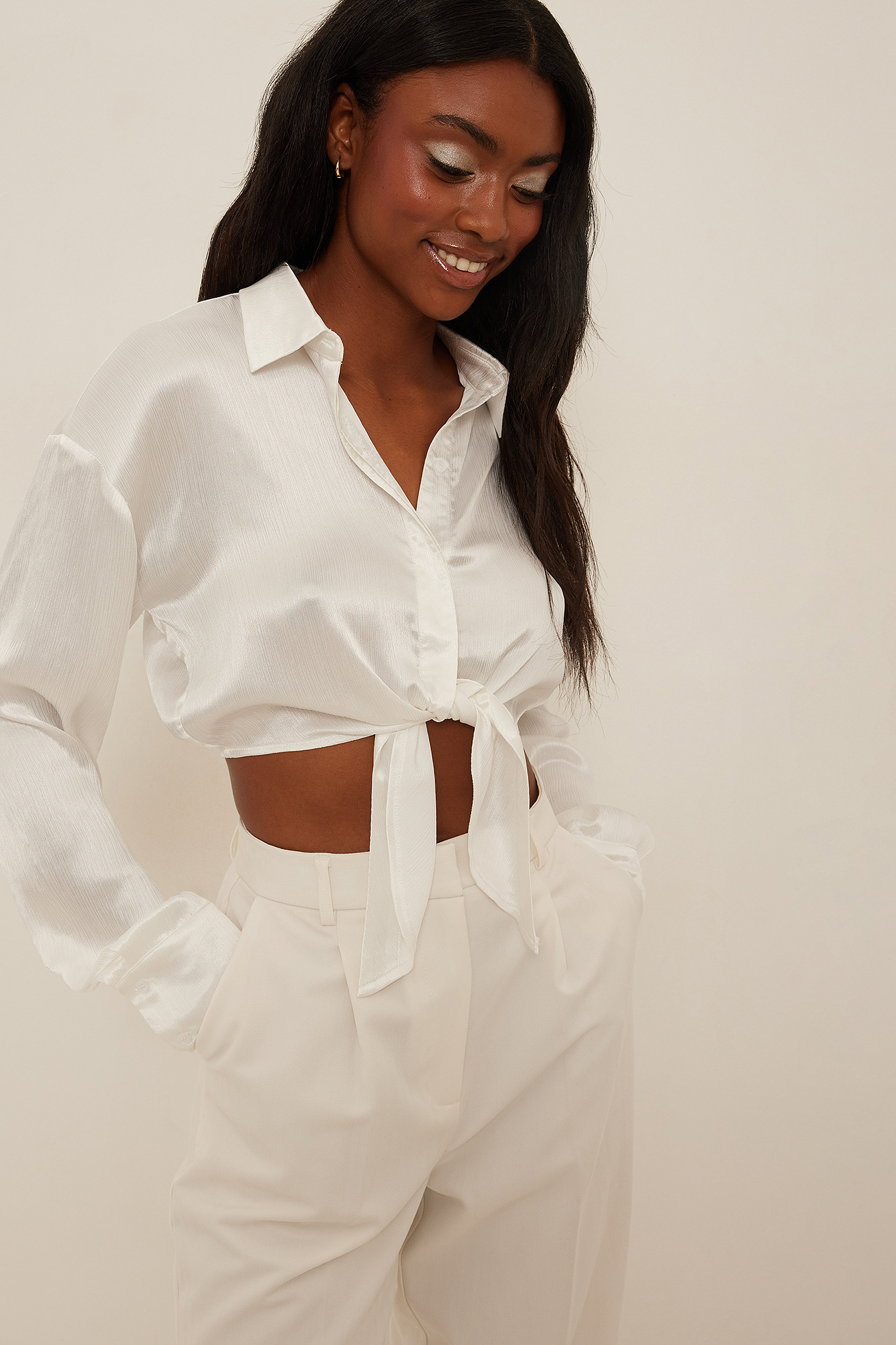 NA-KD Trend Recyceltes bedrucktes Satin-Hemd in Weiß Damen Bekleidung Oberteile Hemden 