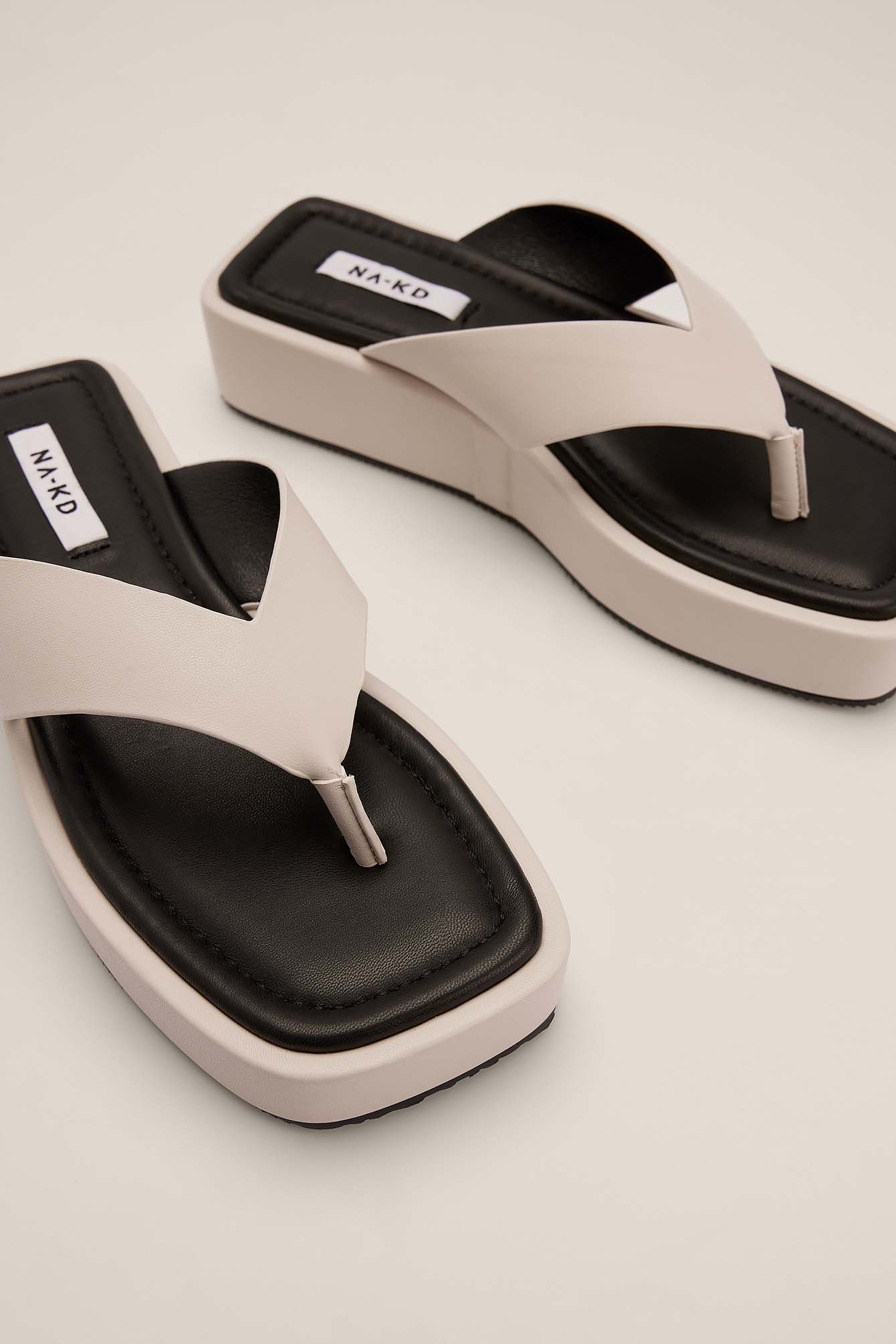 Offwhite Slippers met platte vorm en teenband