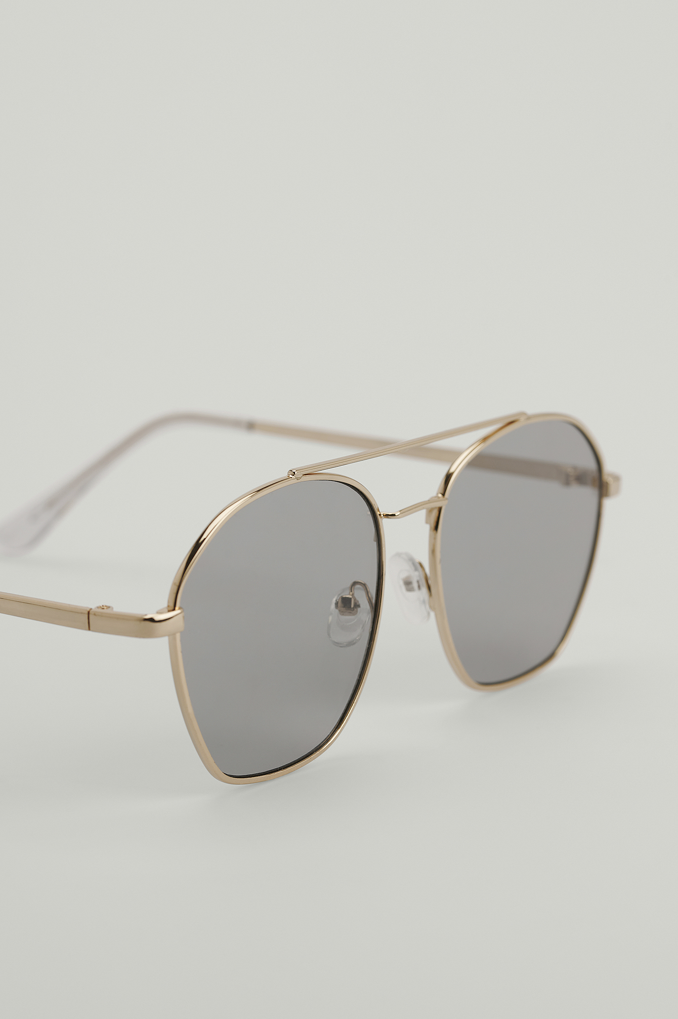 Occhiali da sole con ponte alto in metallo riciclato Grigio | na-kd.com