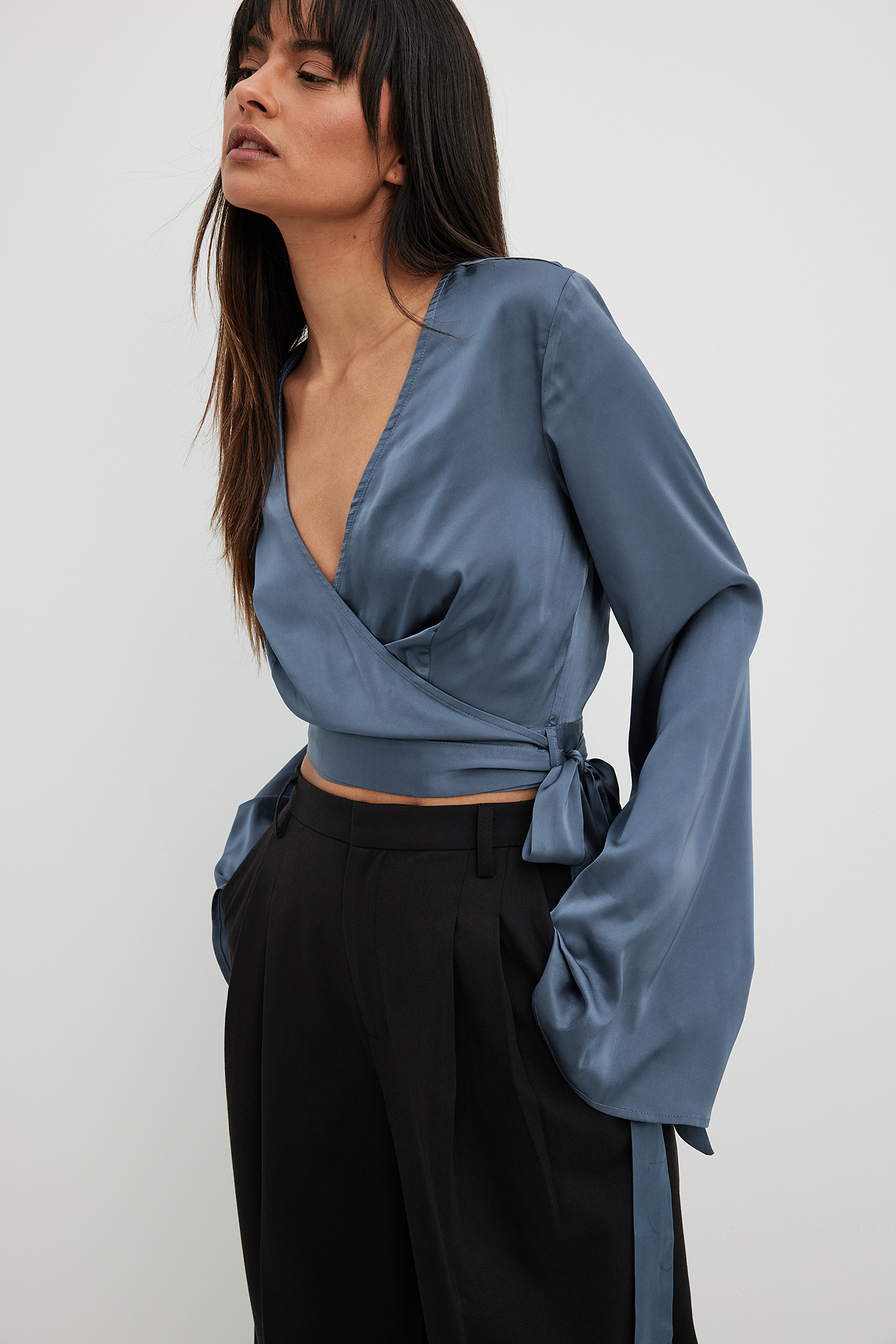 Blouse cache-cœur en tissu satiné à manches trompette Bleu NA-KD