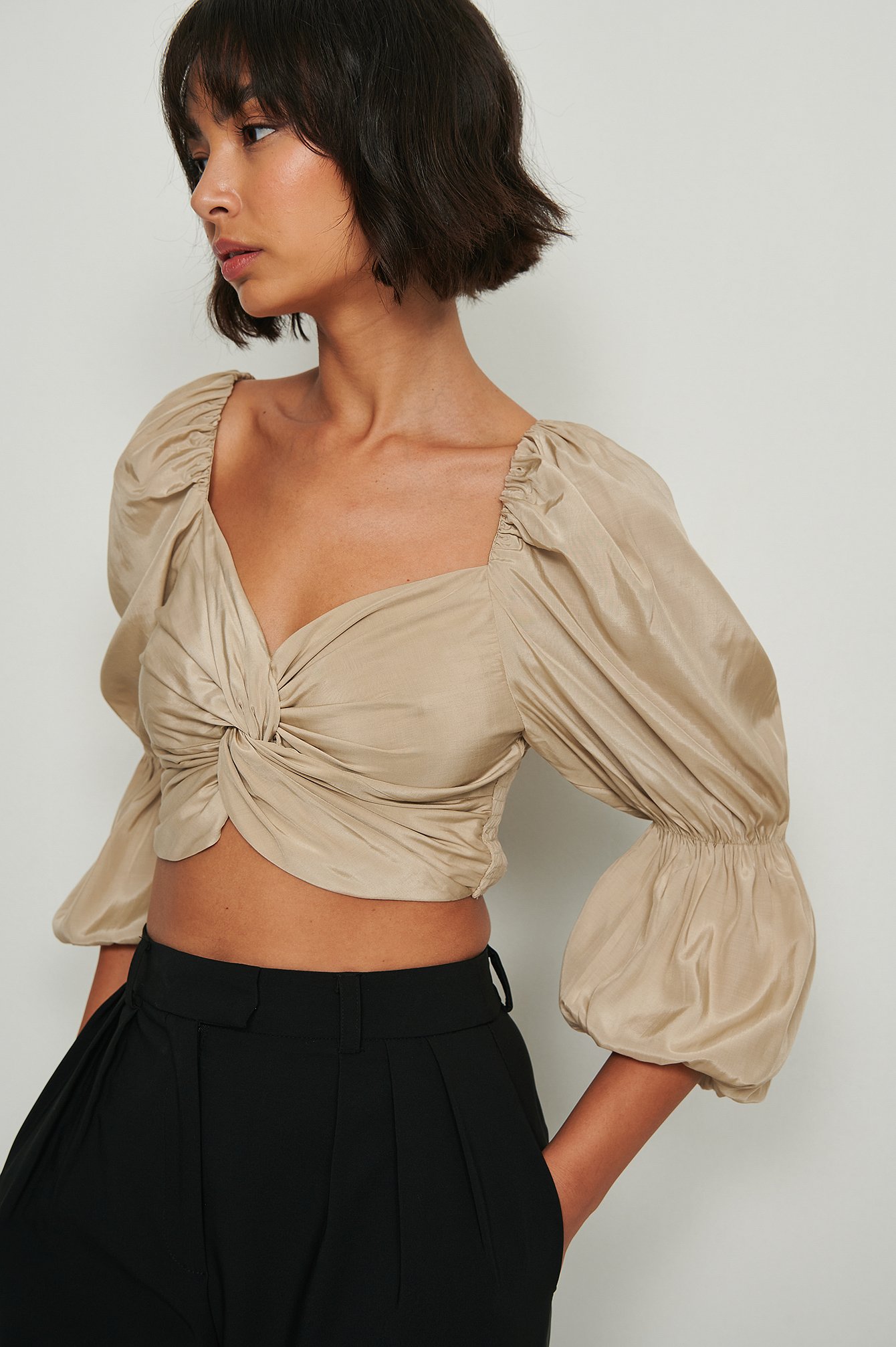 Beige Reciclada blusa de manga larga con trenzado frontal