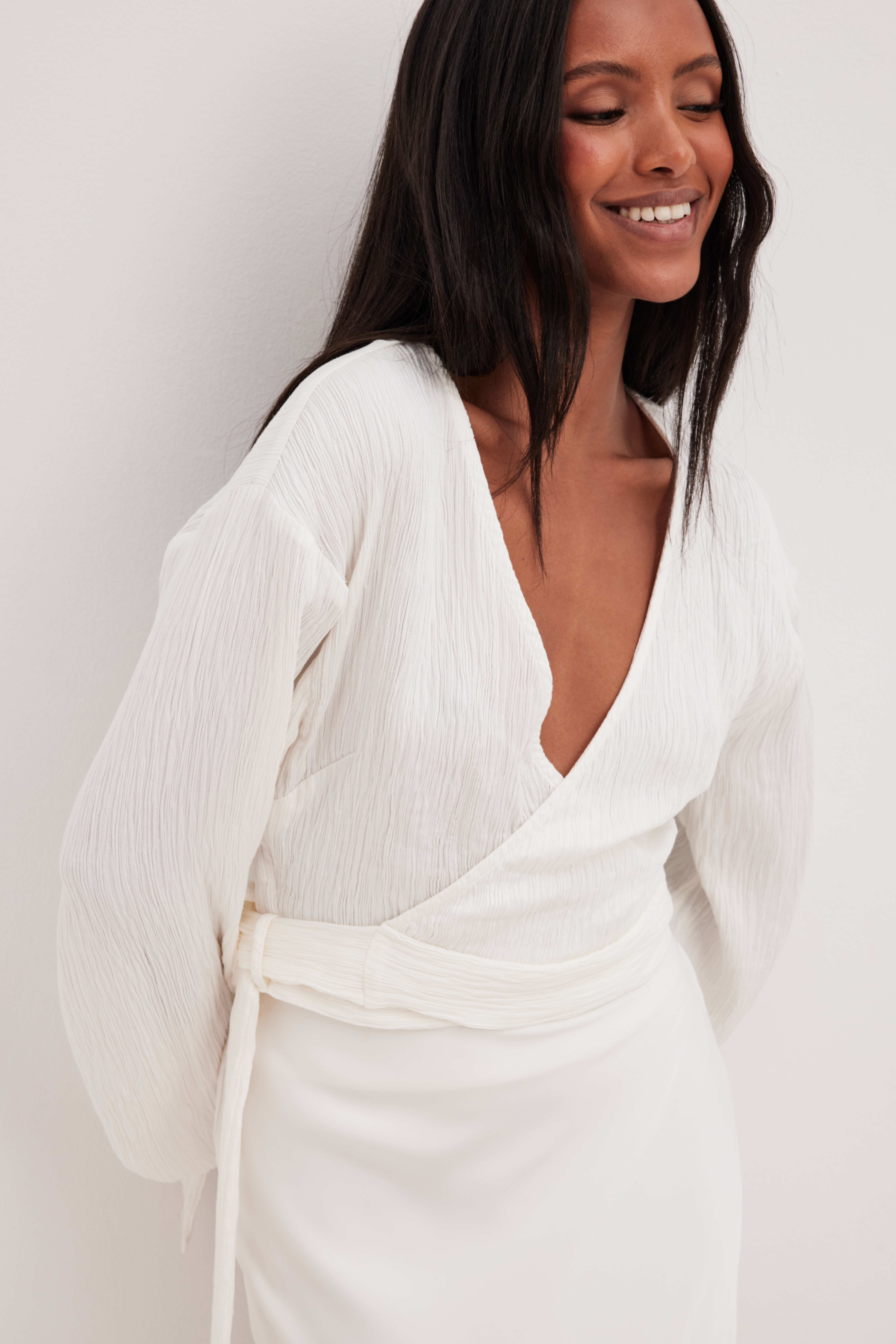 Blouse cache-cœur nouée sur le devant à col en V Blanc NA-KD