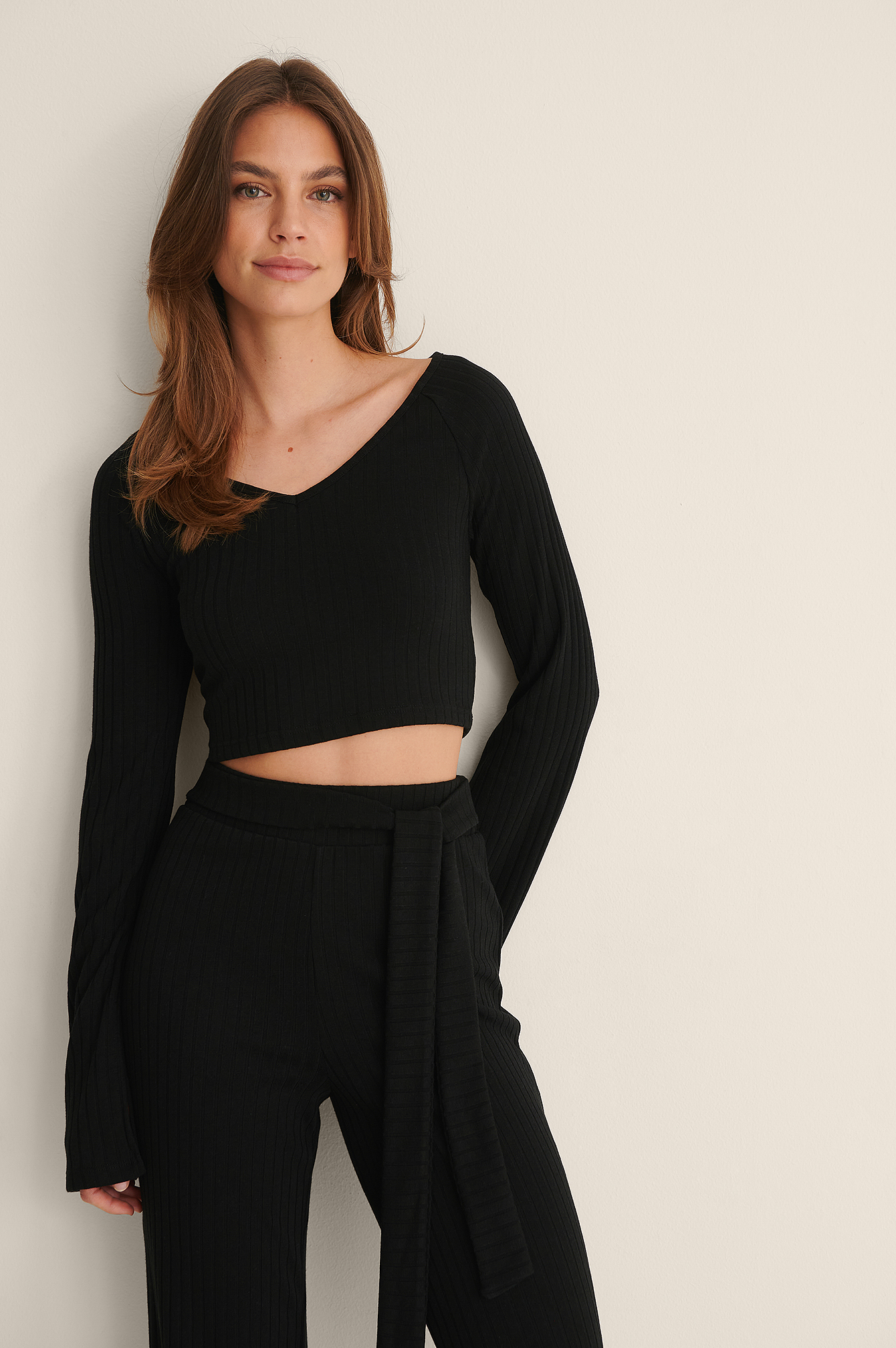V-Neck Sleeve Slit Top Black | na-kd.com