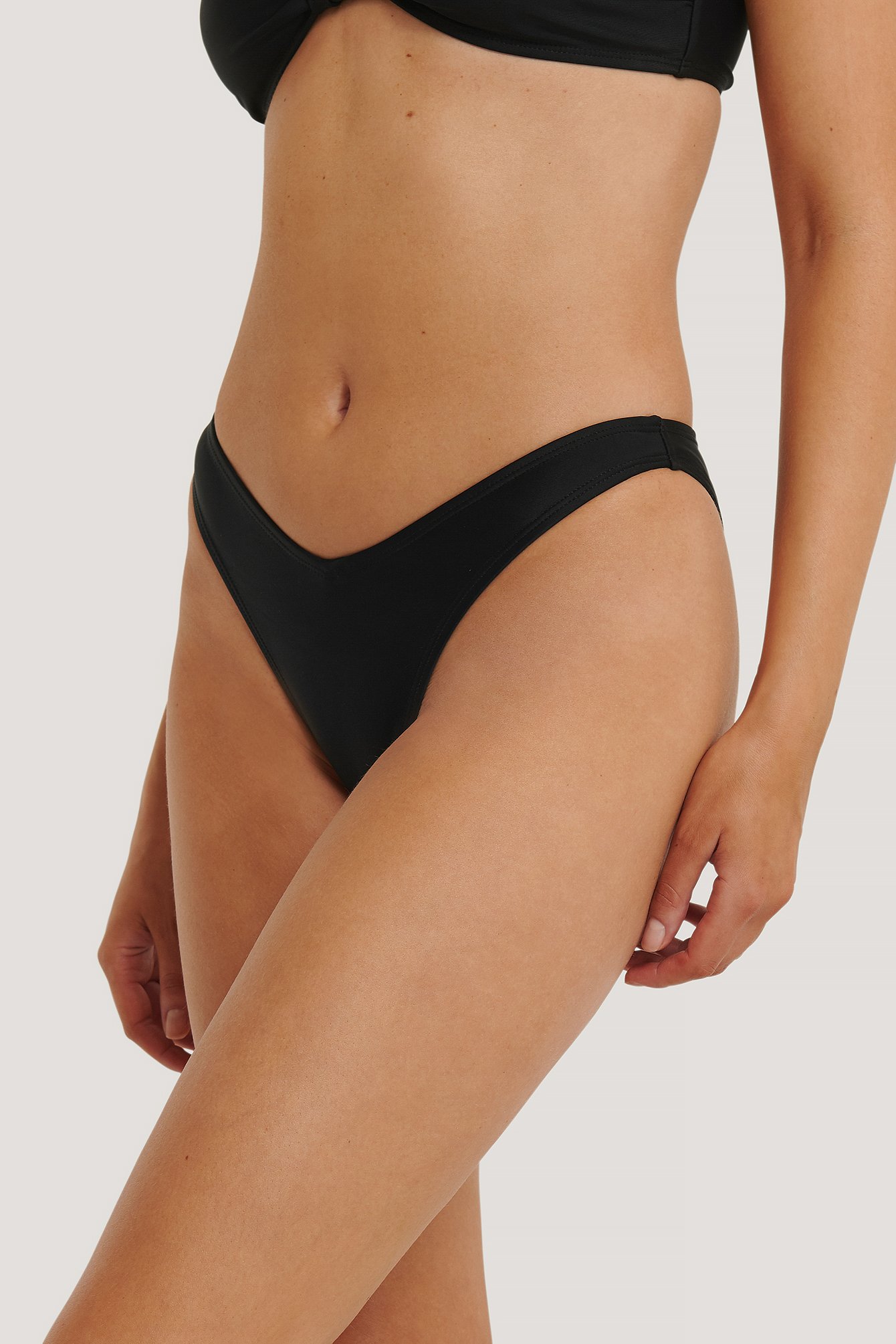 martelen Perforatie Nylon Bikinibroekje in V-vorm Zwart | NA-KD