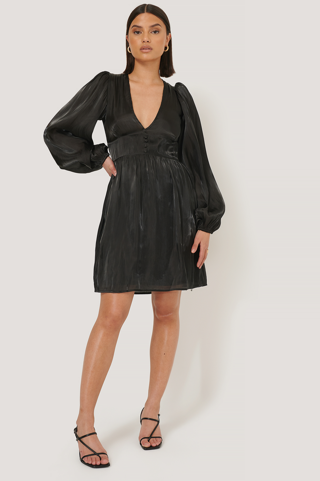 v-shape-structured-satin-dress-czarny-na-kd
