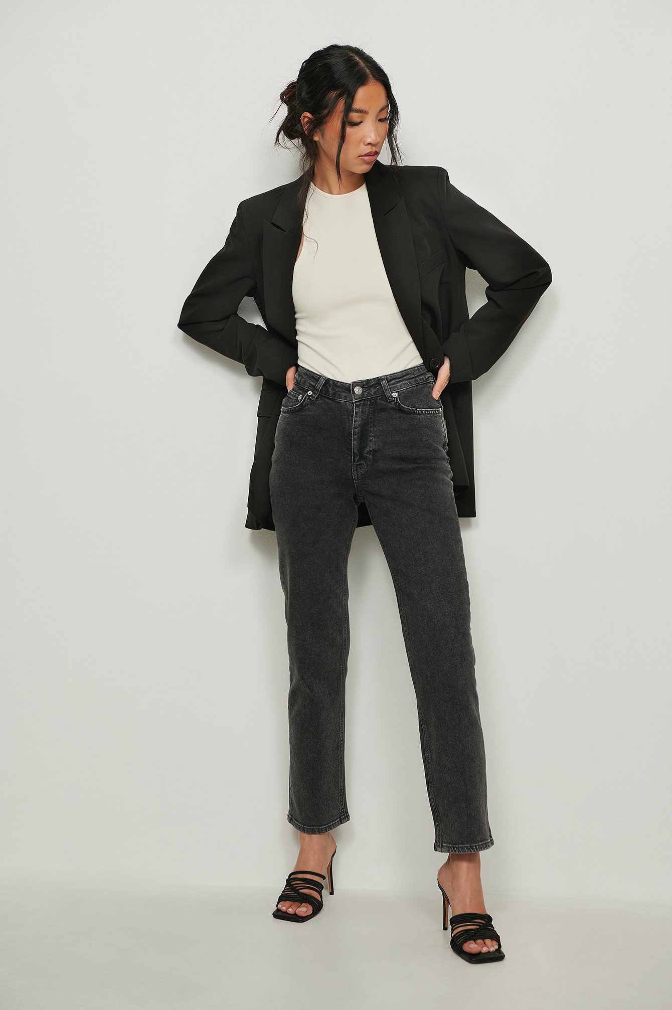 NA-KD Denim Trend Enganliegende Hüftjeans in Grau Damen Bekleidung Jeans Jeans mit gerader Passform 