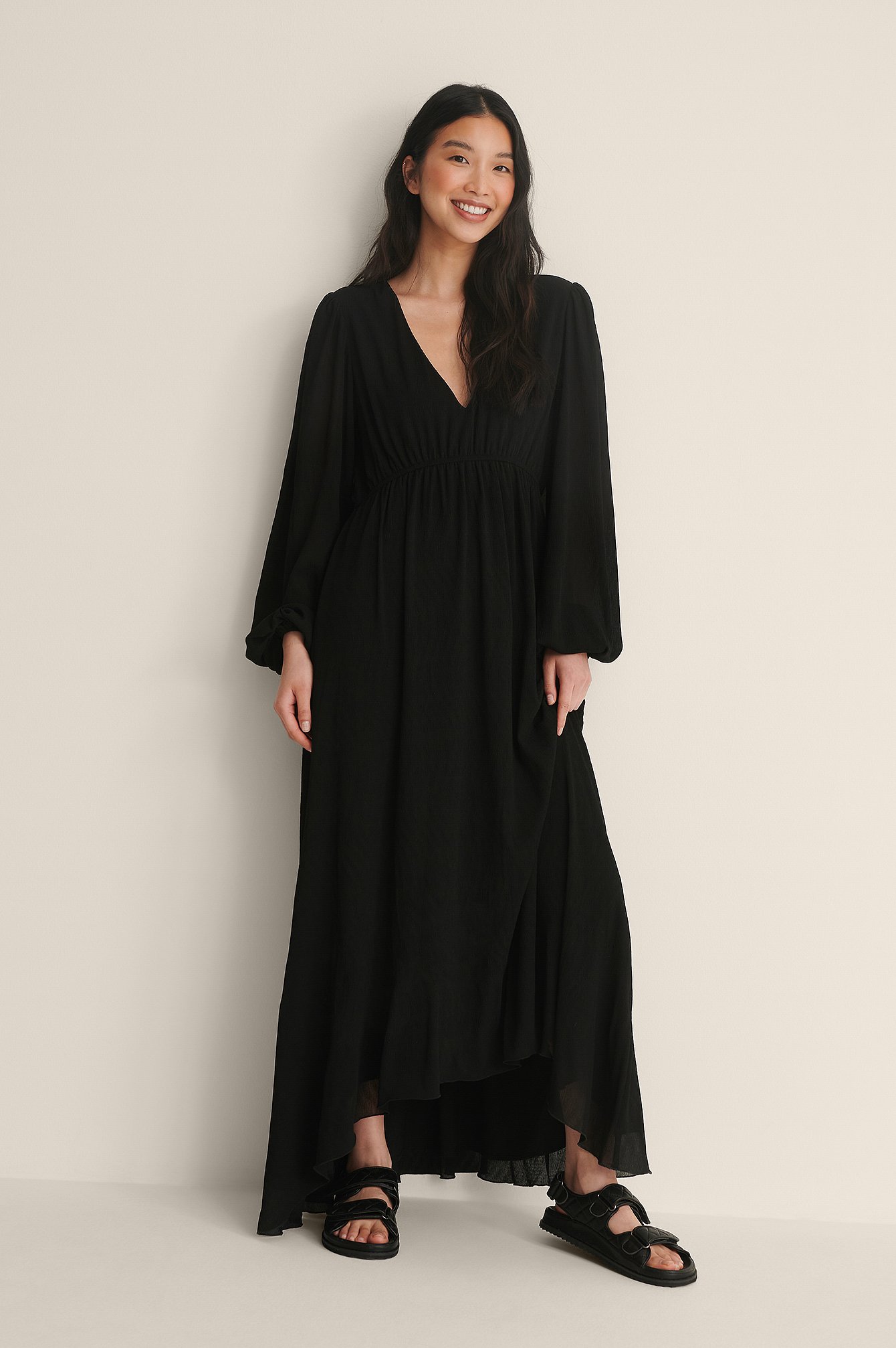 Black V-Ausschnitt Kleid Mit Details