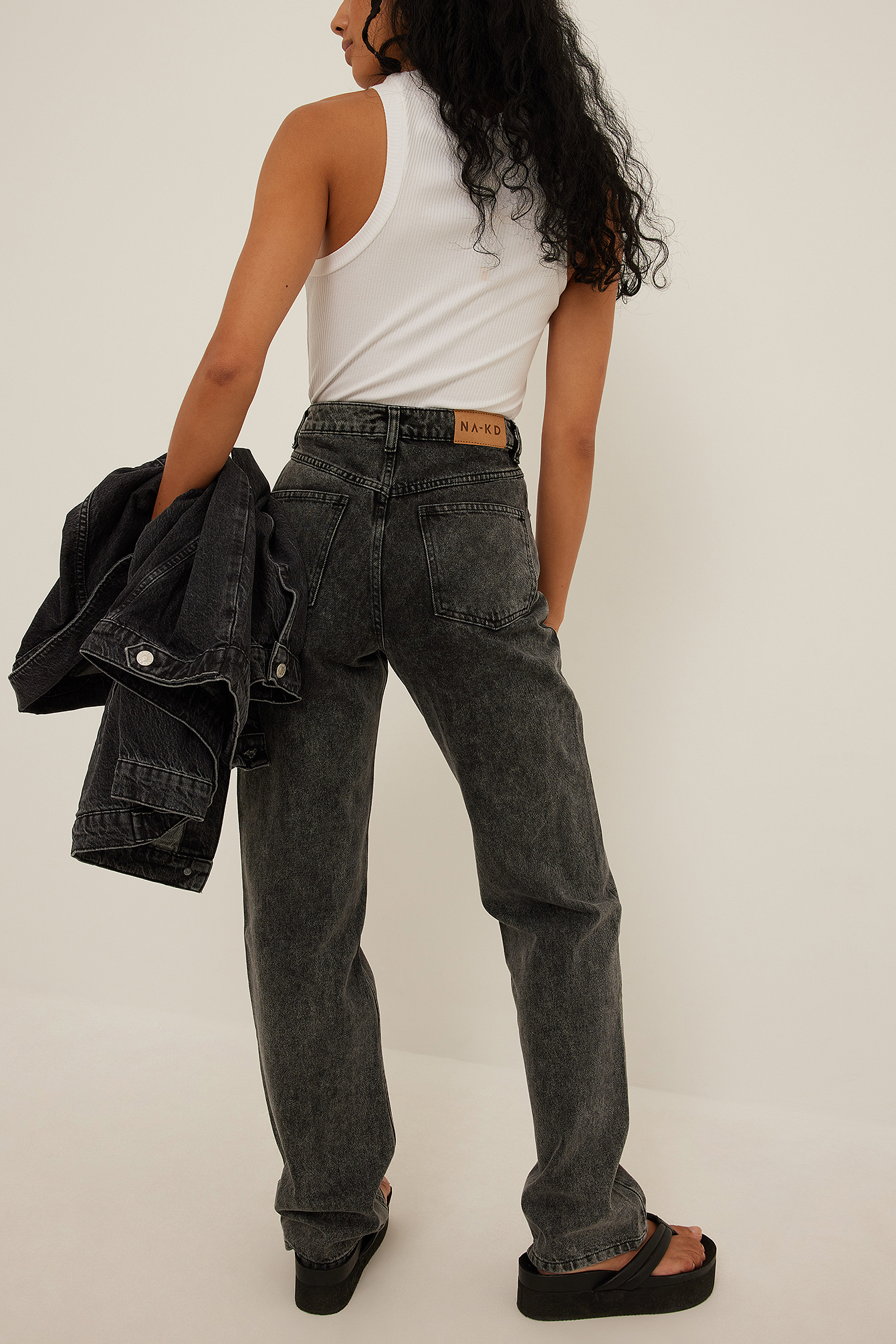 NA-KD Denim Trend Organische Jeans mit V-förmigem Bund in Grau Damen Bekleidung Jeans Jeans mit gerader Passform 