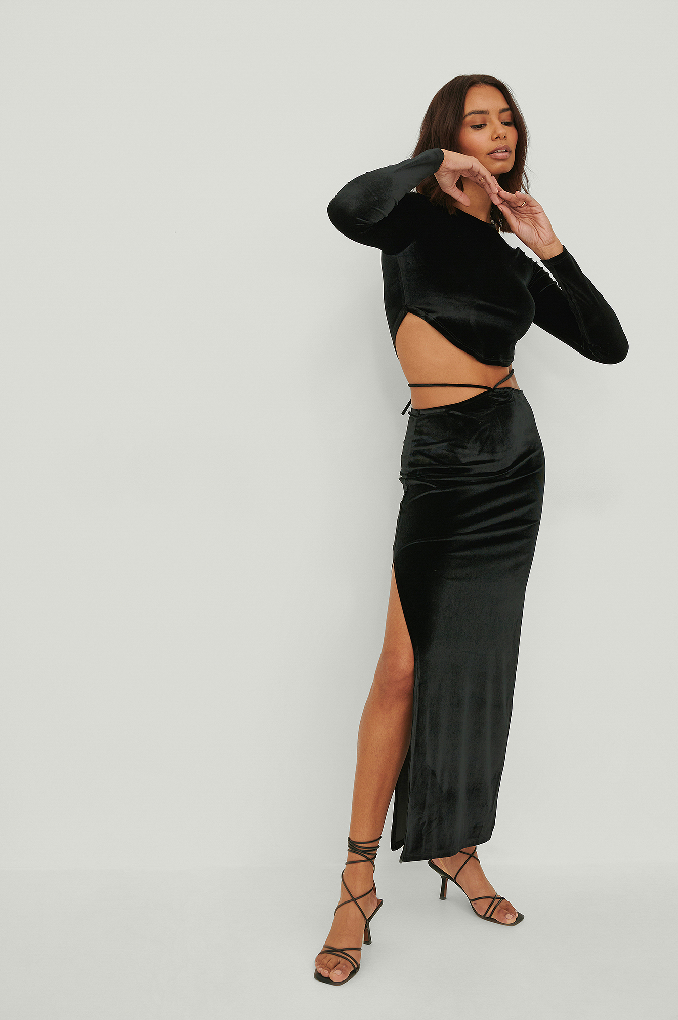 NA-KD Party Velvet Strap Detail Skirt - Black