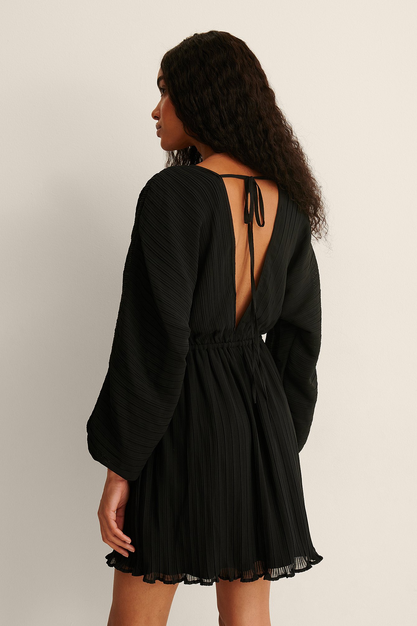 Black Vestido mini plisado con escote en V