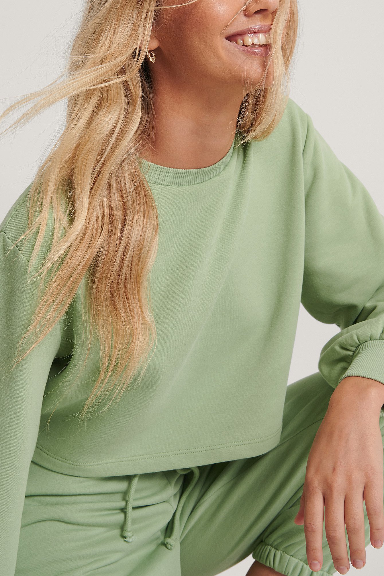Organic Volume Sleeve Cropped Sweatshirt Green | na-kd.com