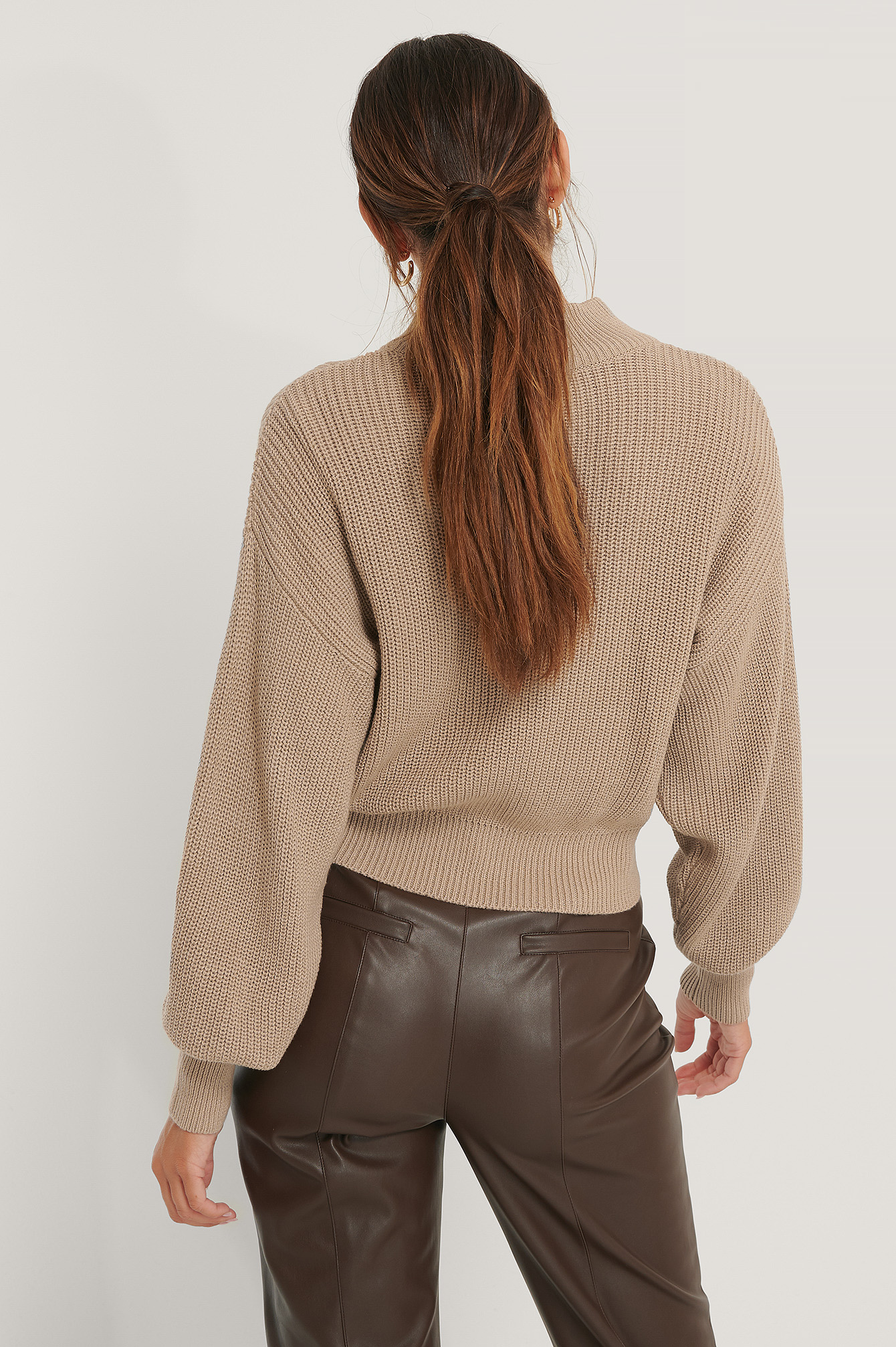 NA-KD Baumwolle Marije Zuurveld x Organische Weste mit einem V-Ausschnitt in Natur Damen Bekleidung Pullover und Strickwaren Ärmellose Pullover 