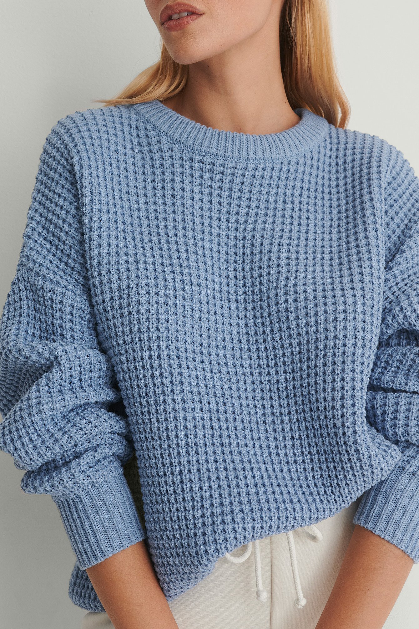 Blue Recyklingowany sweter z okrągłym dekoltem w splot waflowy