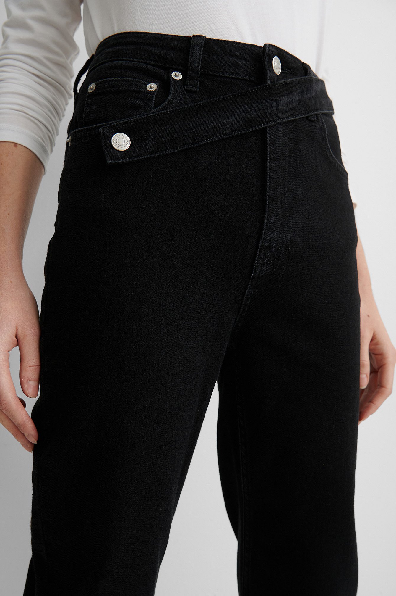 Black Lige Jeans Med Linning Detaljer
