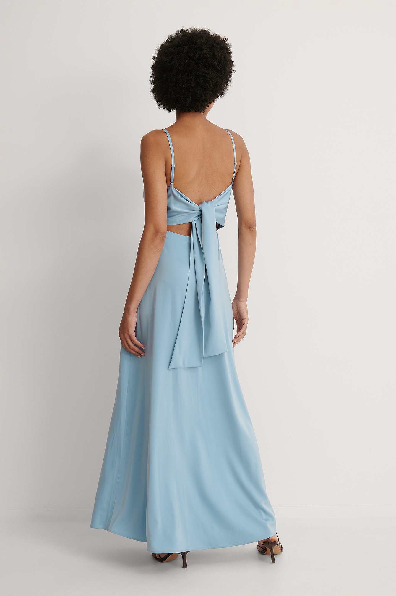Drejning jernbane Gravere Maxi kjole med en draperet detalje og en sløjfe Blå | NA-KD