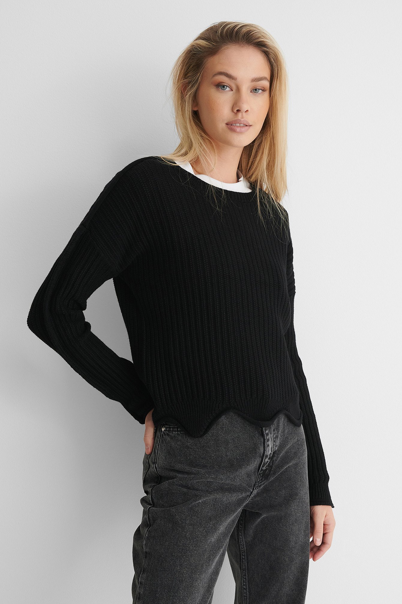 Black Wavy Detail Knitted Sweater
