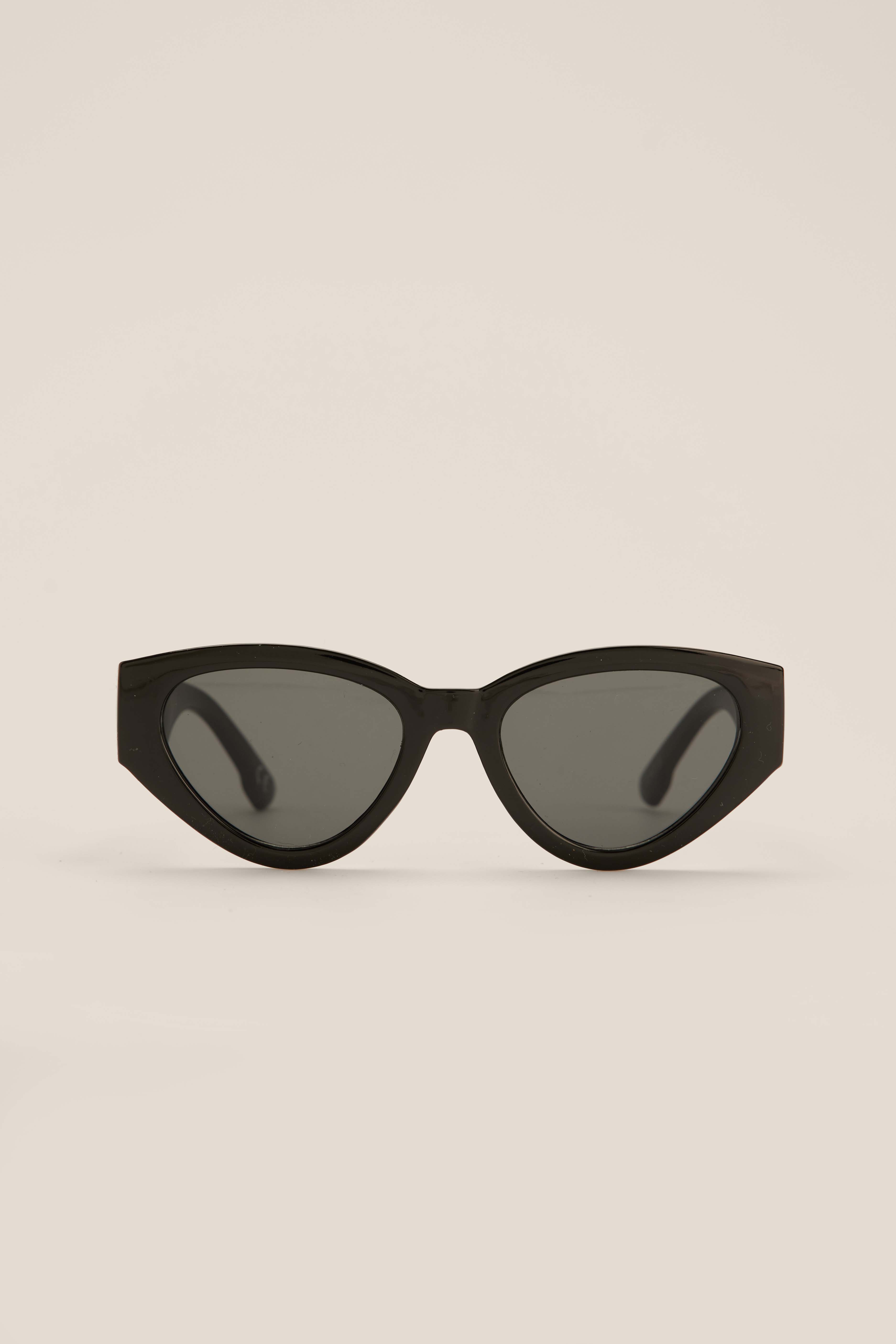 Occhiali da sole con lenti cat-eye e montatura larga Nero | na-kd.com