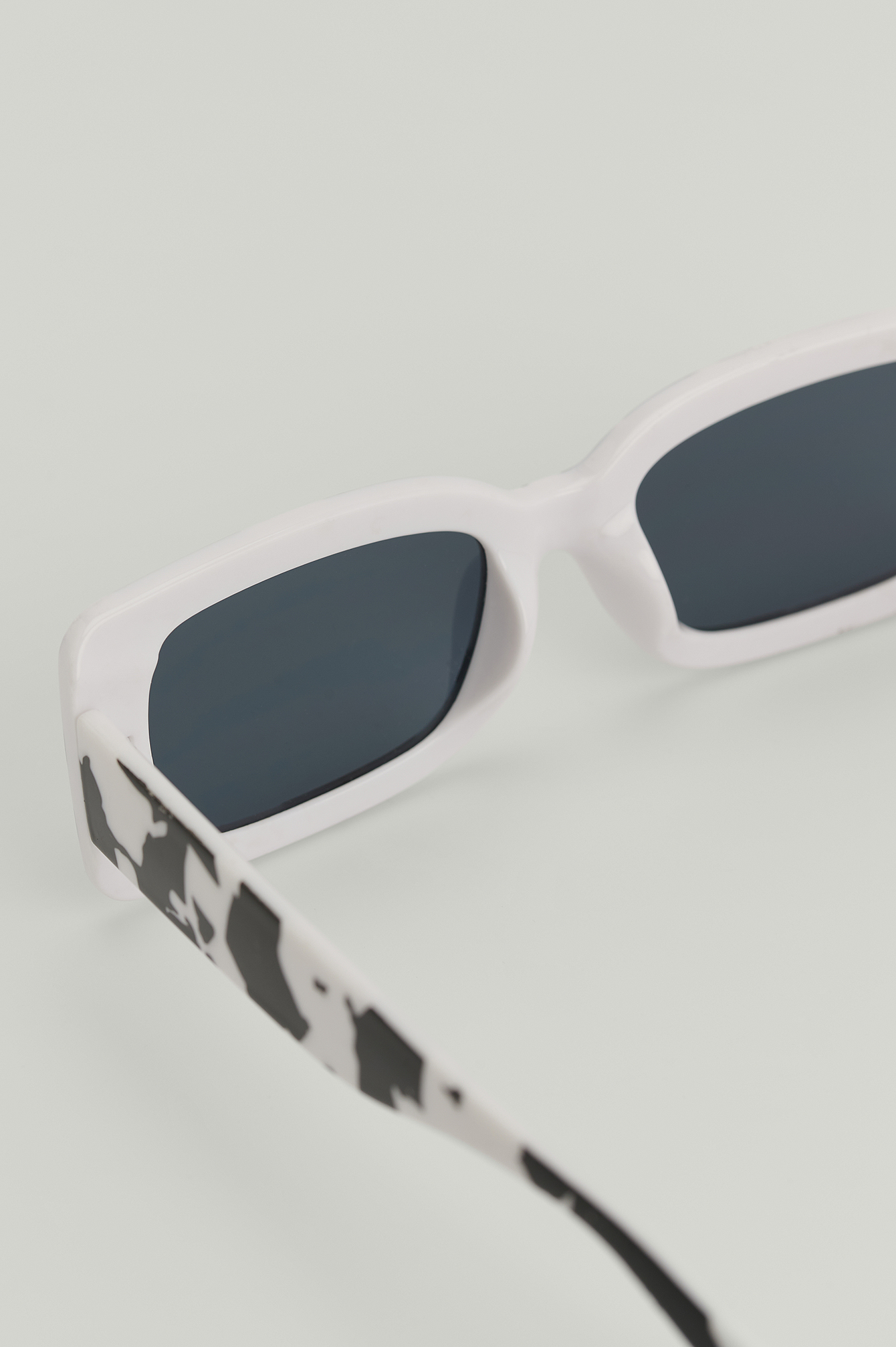 Black/White Wide Temple Retro Sunglasses