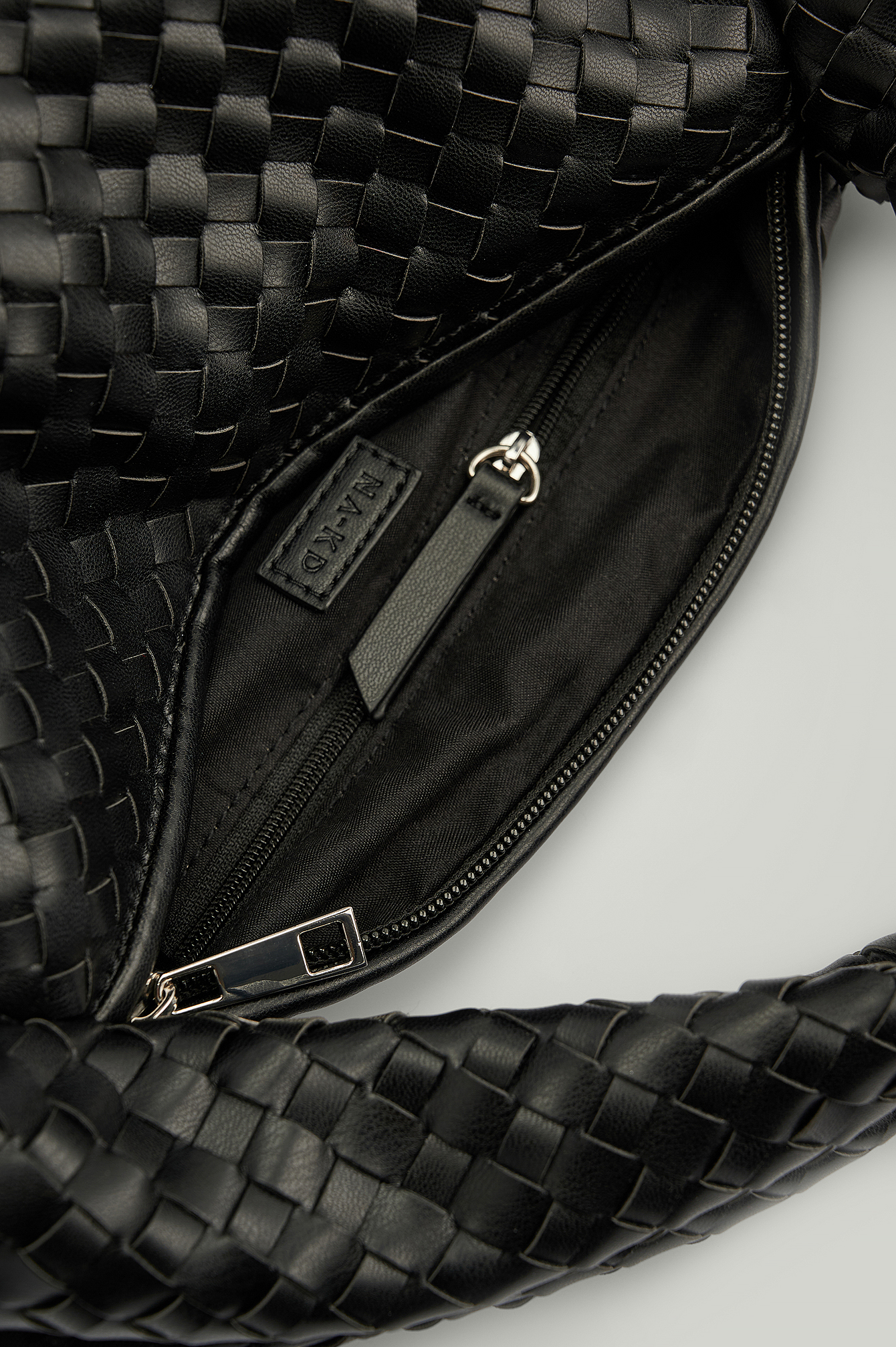 runde Tasche in Schwarz Damen Taschen Taschen mit Griff NA-KD Synthetik Accessories Gewebte 