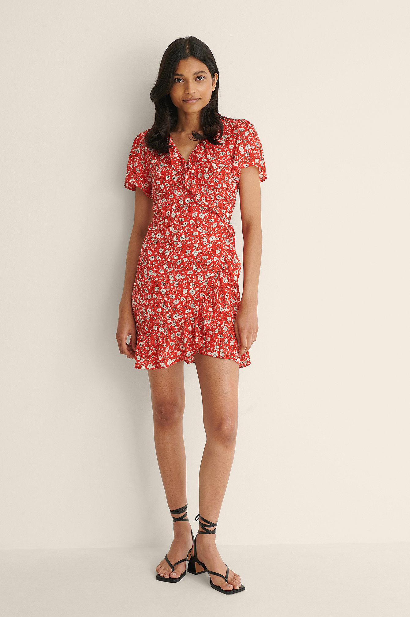 Red Flower Miniklänning med en omlottdesign och volanger