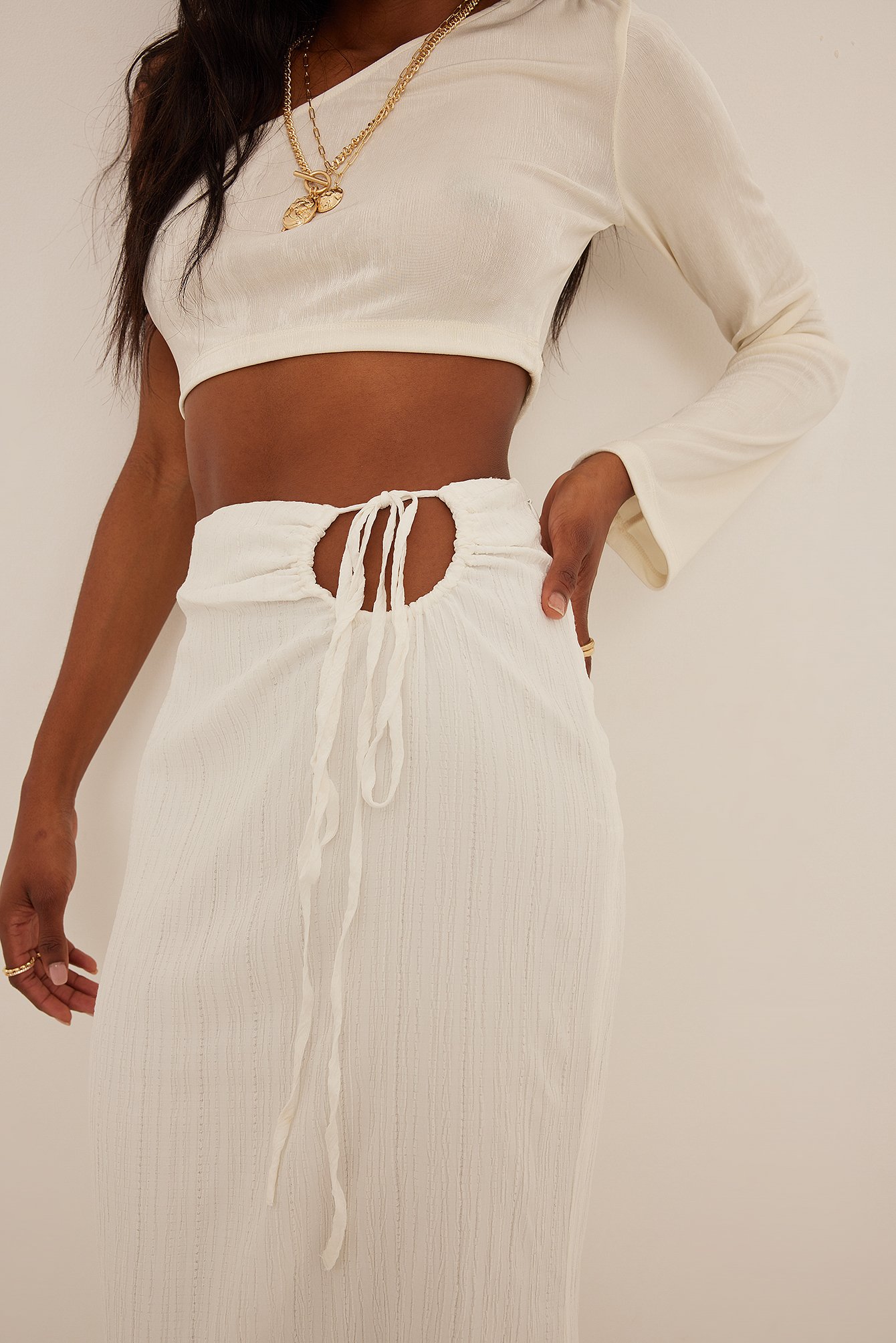 na-kd trend wrinkled cut out detailed midi skirt - white