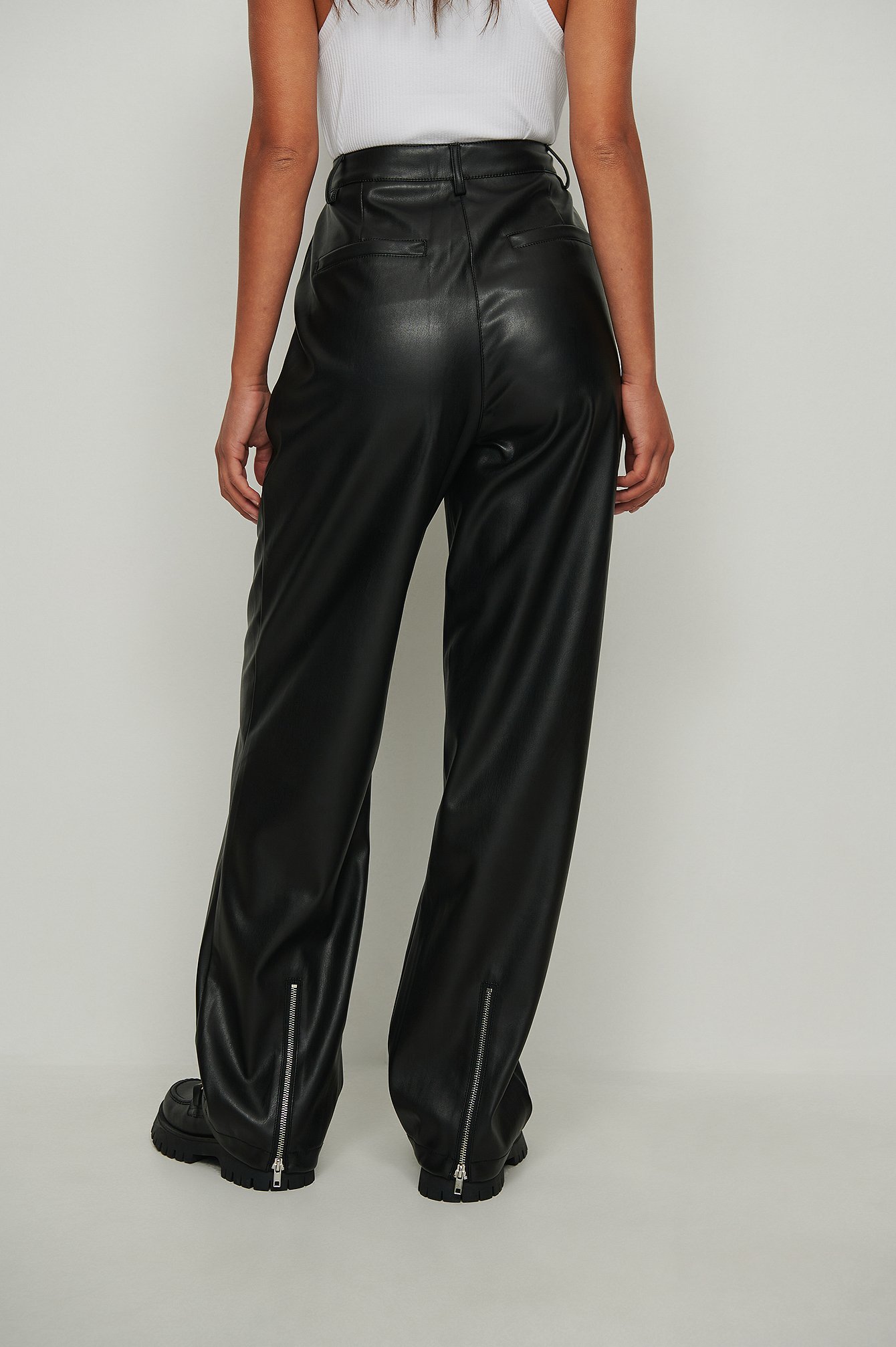Black PU-bukse med glidelås og detaljer