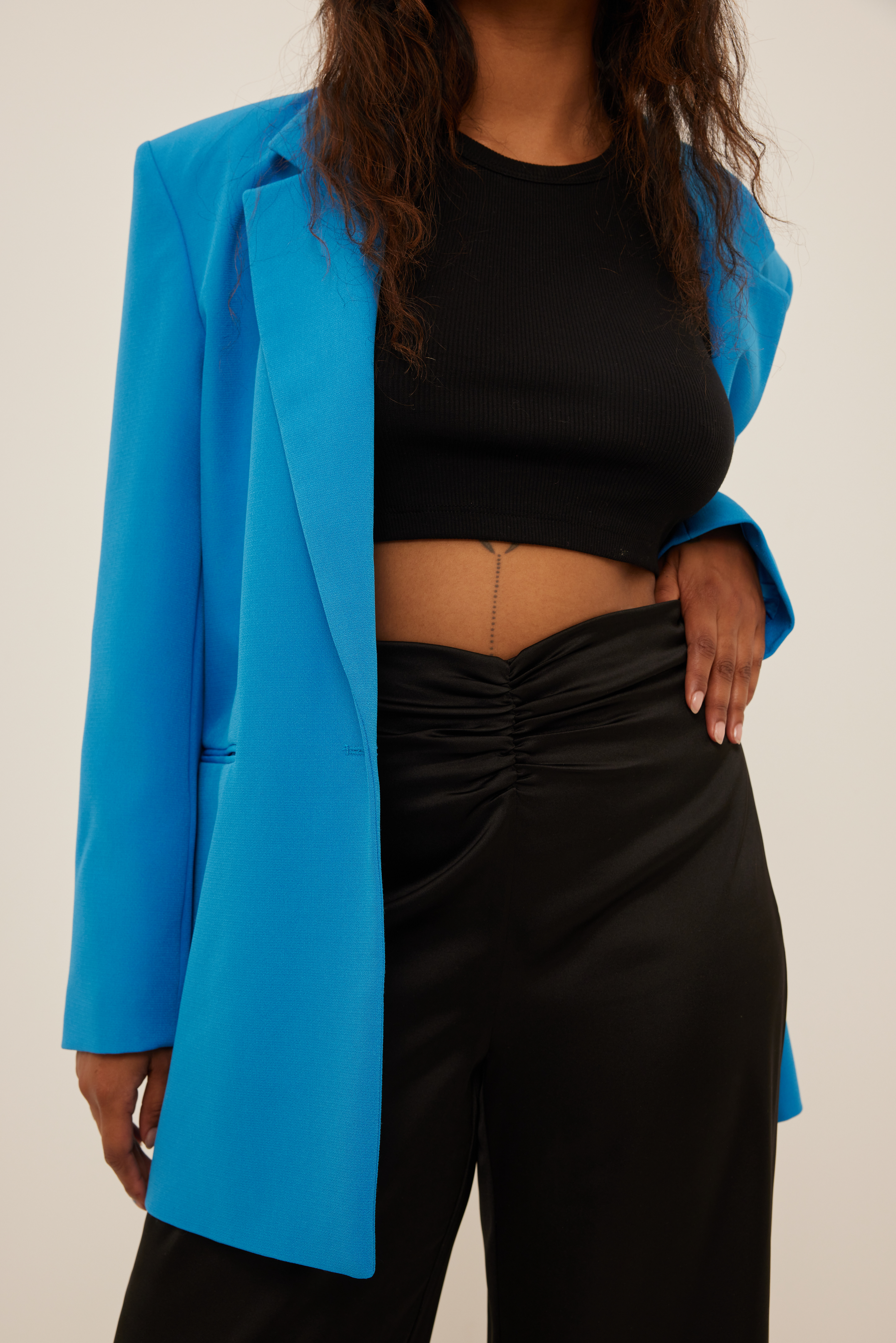Pantalón de satén con volantes reciclado Negro | na-kd.com