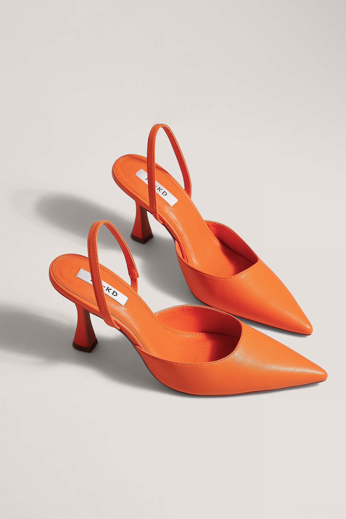NA-KD Shoes Tunna timglasformade pumps med slingback-spänne - Orange