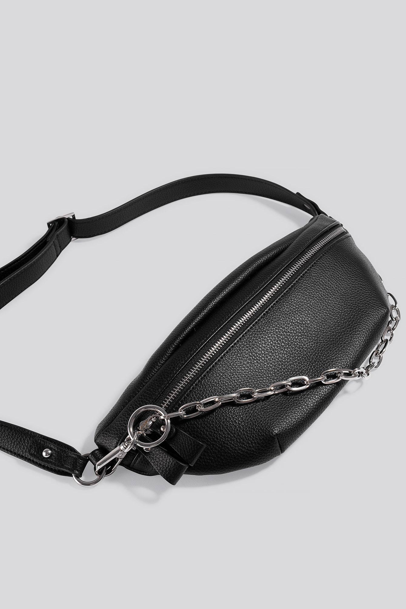 NICCI HERNESTIG X NA-KD CHAIN FANNY PACK - BLACK