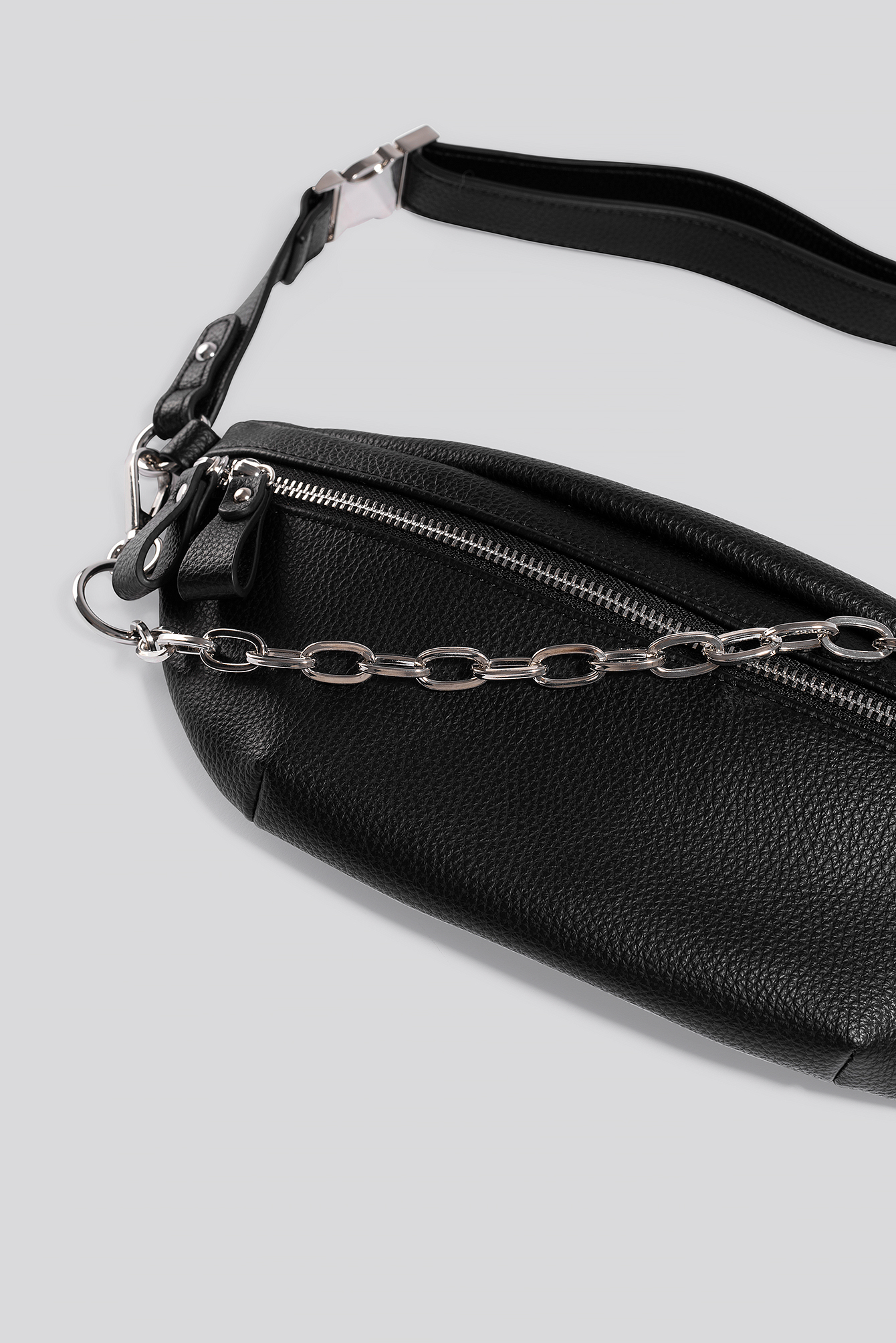 NICCI HERNESTIG X NA-KD CHAIN FANNY PACK - BLACK