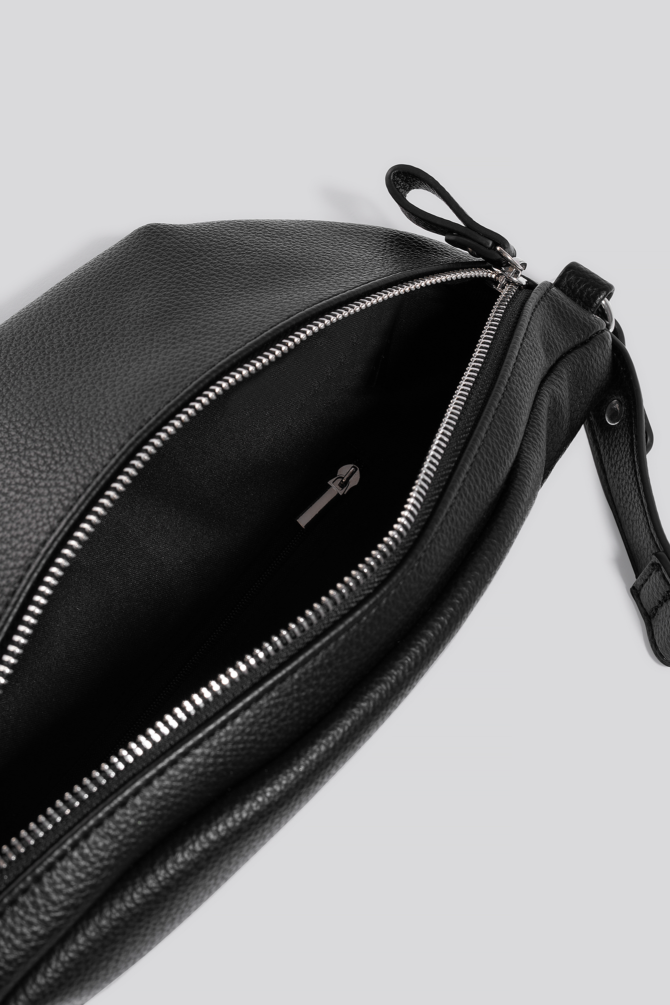 NICCI HERNESTIG X NA-KD CHAIN FANNY PACK - BLACK