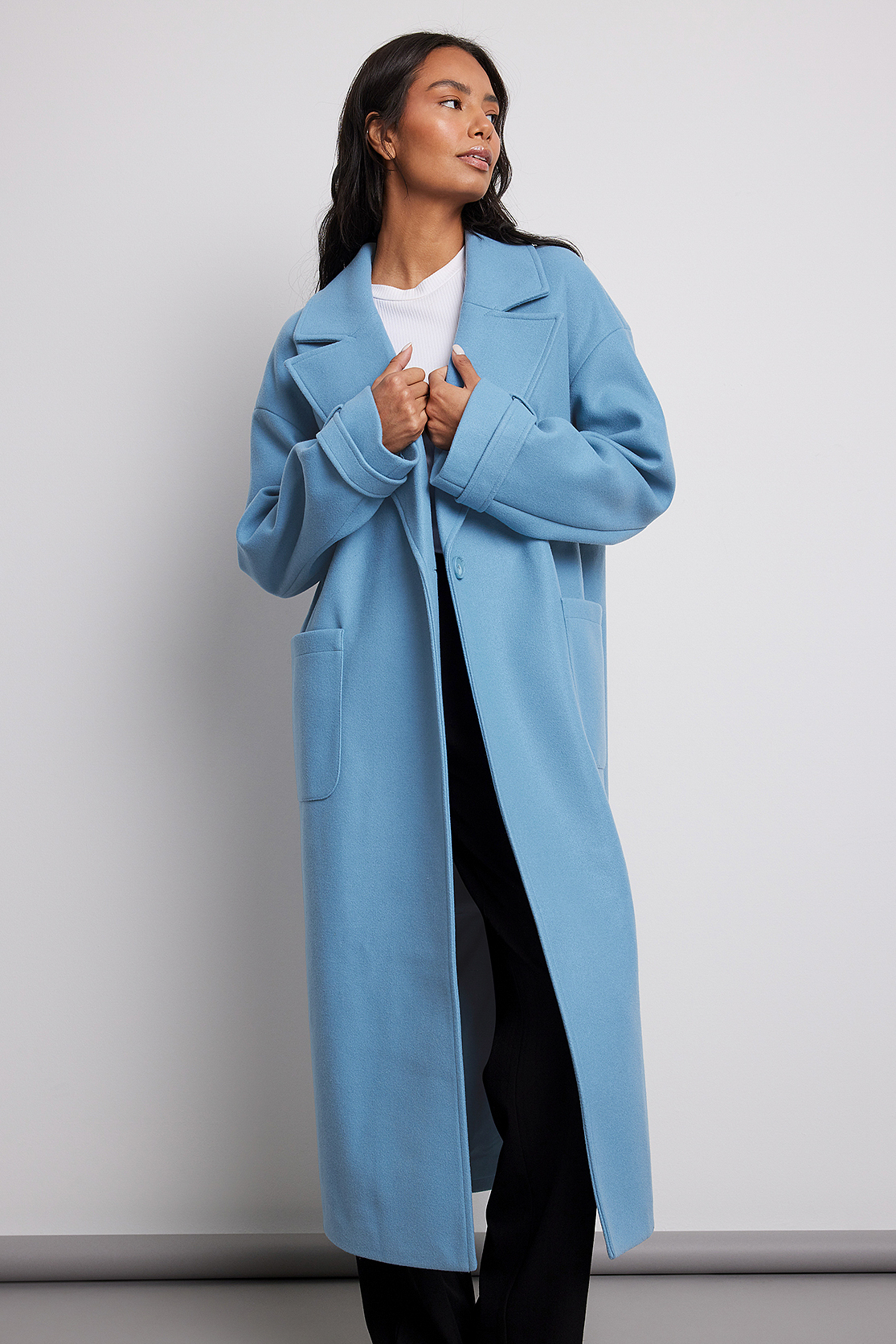 NA-KD Trend Maxi-Mantel mit Gürtel in Blau Damen Bekleidung Pullover und Strickwaren Sweatjacken 