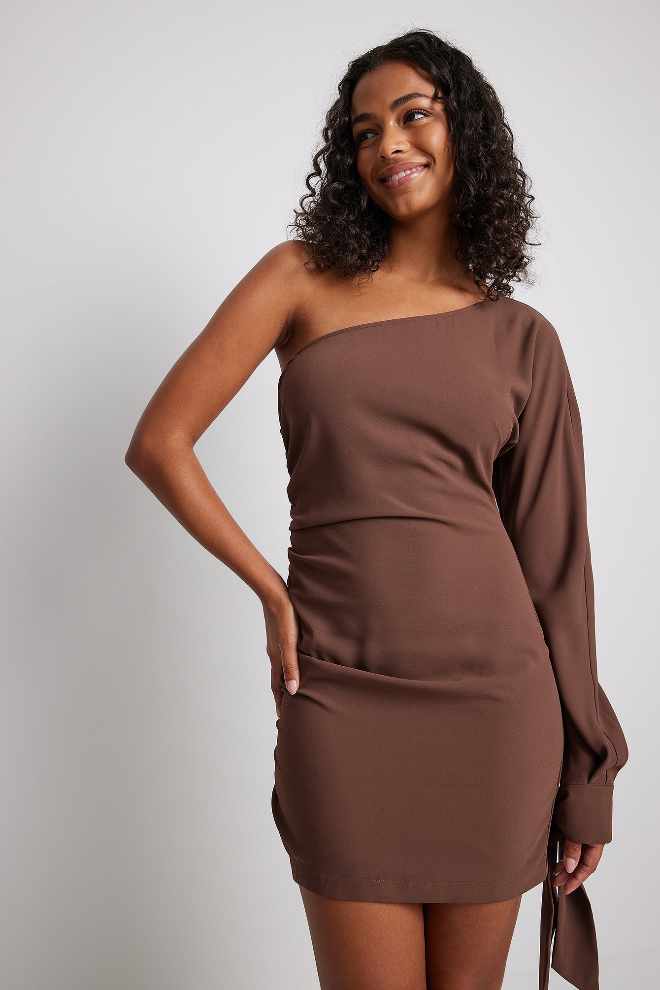 Brown Sukienka mini odsłaniająca jedno ramię