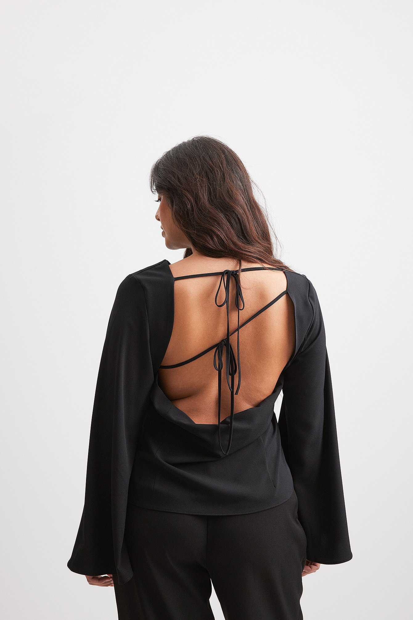 Rückenfreie Bluse mit weiten Ärmeln Schwarz | NA-KD