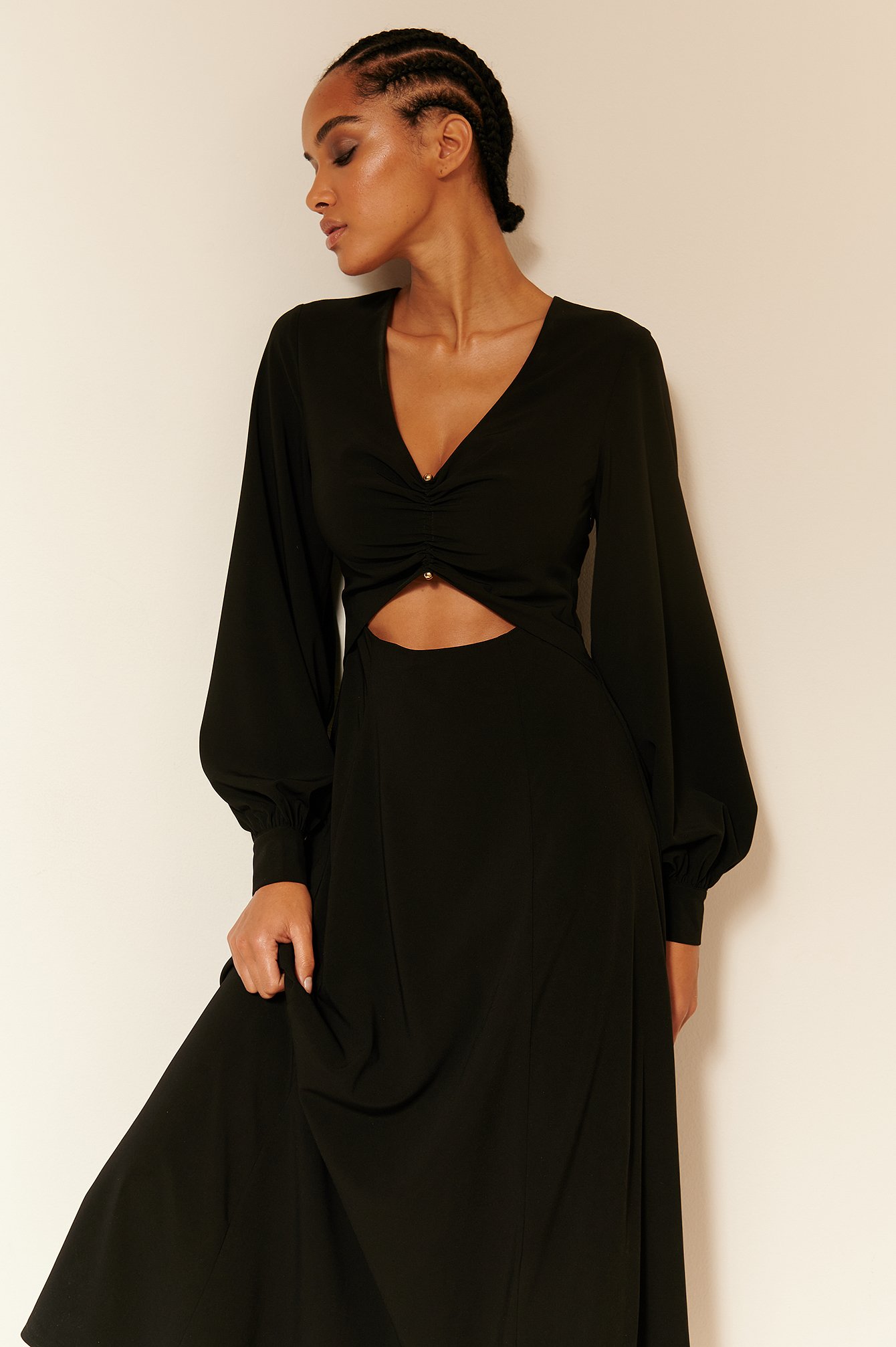 Black Gerafftes Kleid Mit Cut-Out-Detail