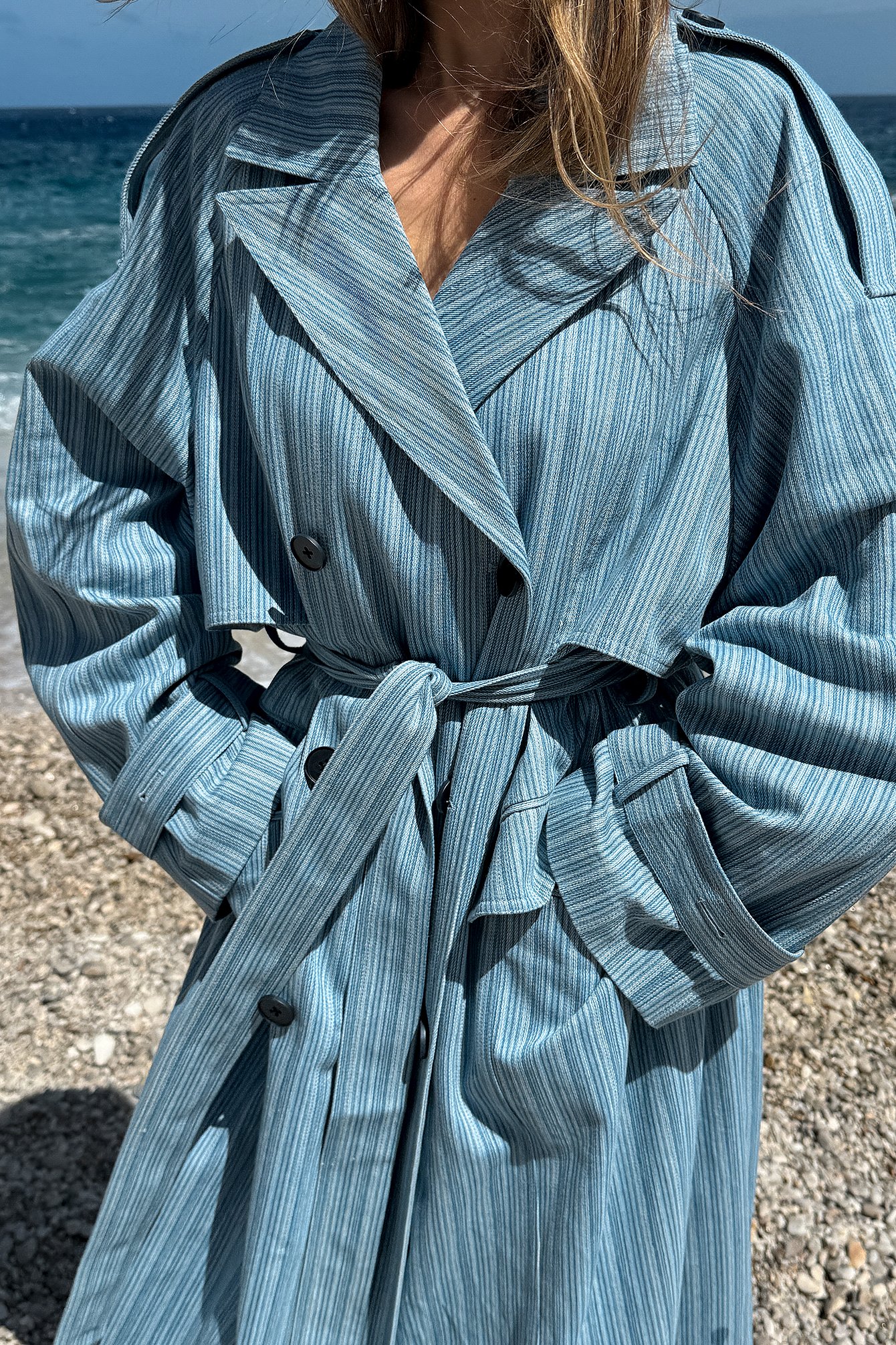 Billede af The Hanna Schönberg Edit Oversized stribet trenchcoat med bælte - Blue