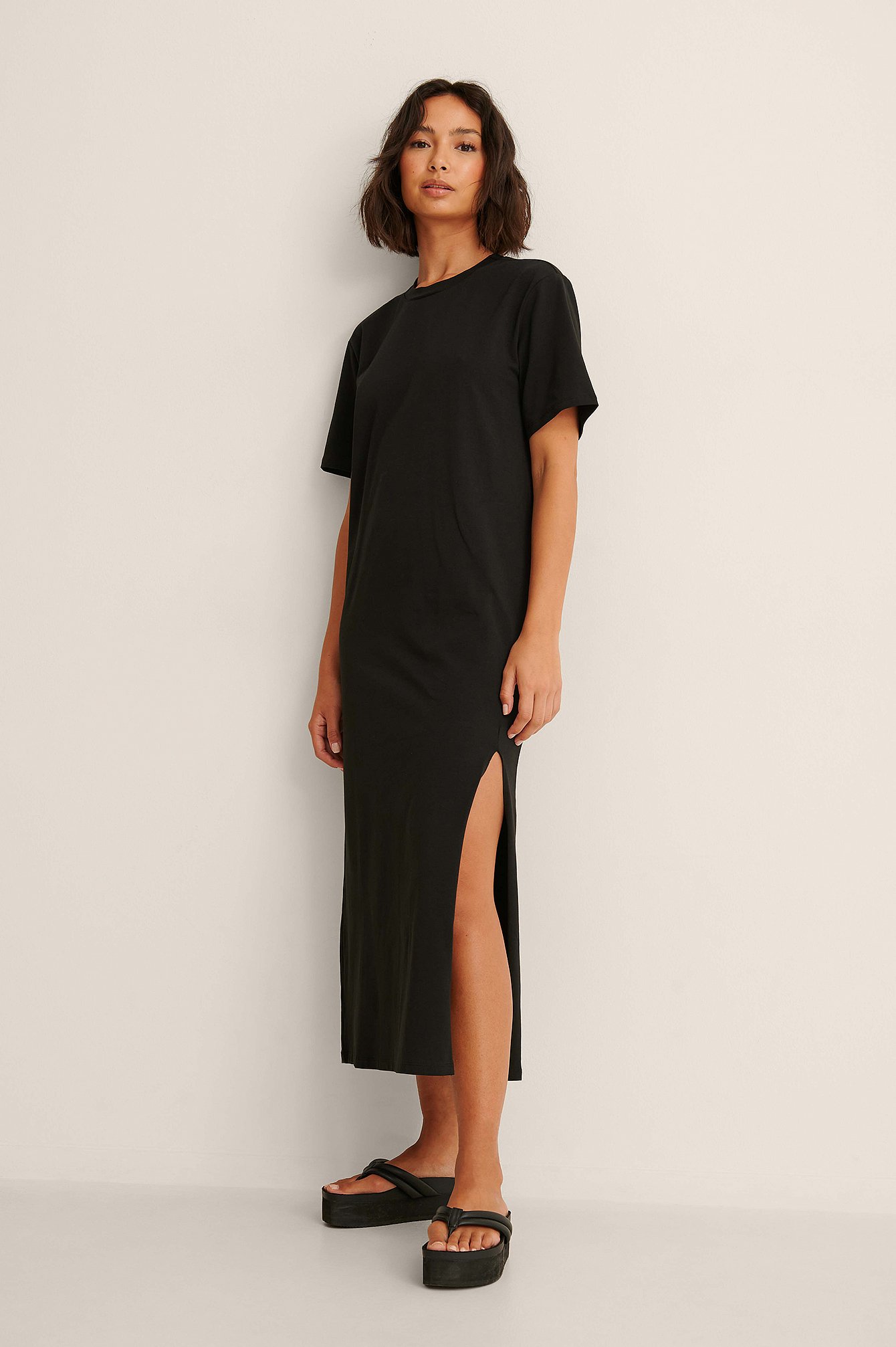 Black Ekologiczna sukienka przypominająca koszulkę z rozcięciem z przodu