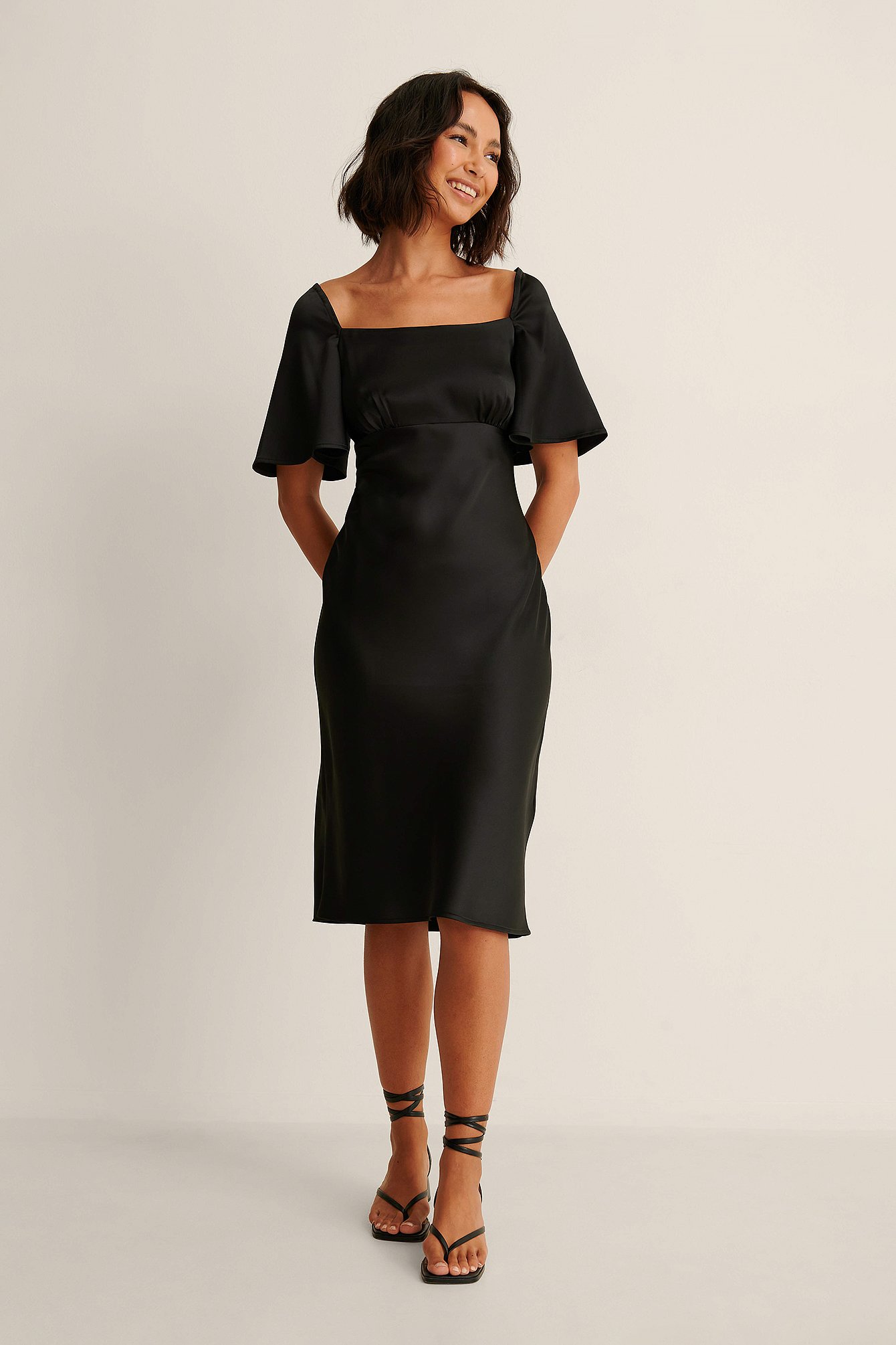 Black Satin-Kleid mit Volant-Ärmeln
