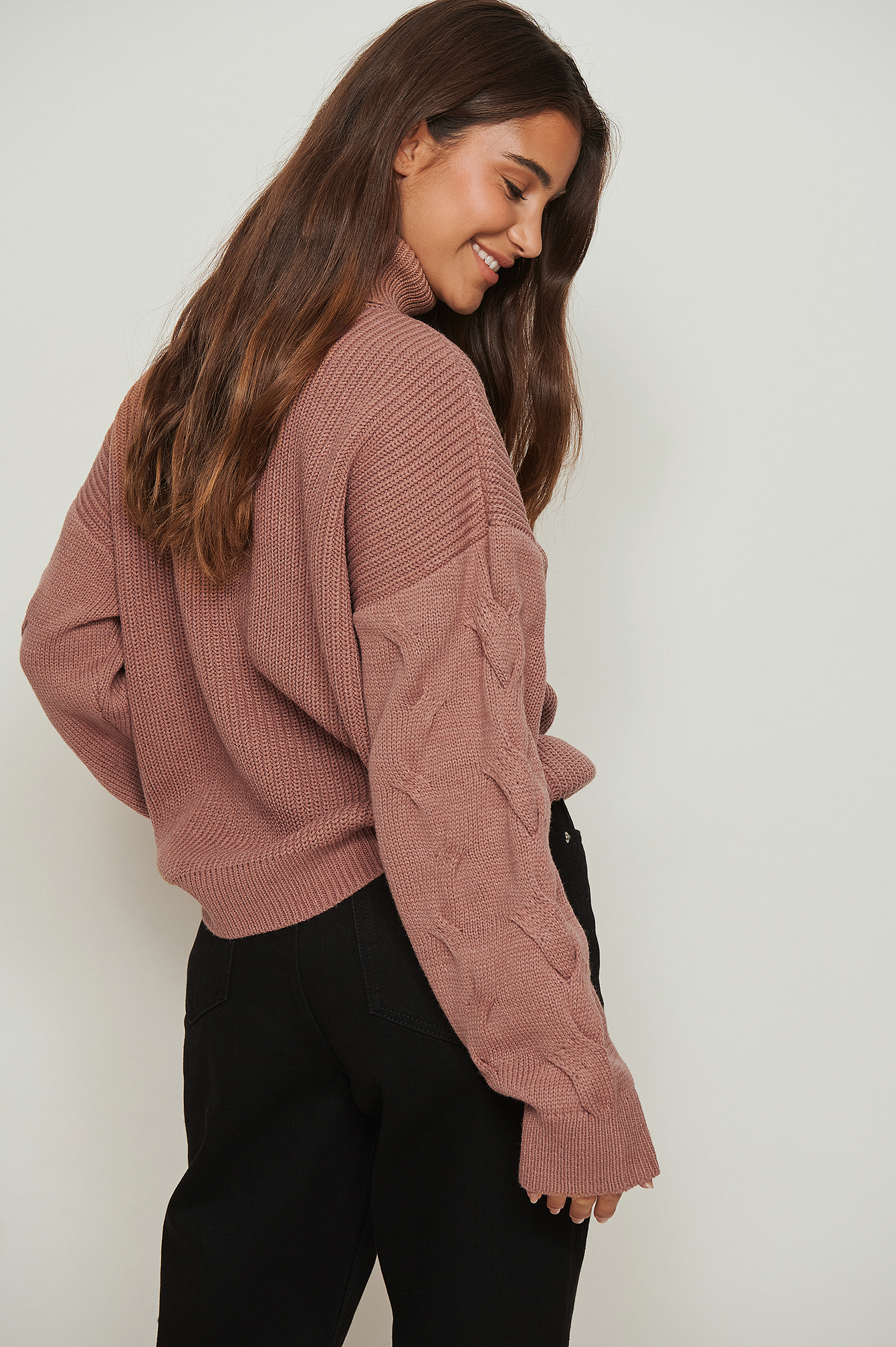 Gerecycleerde sweater hoge halslijn en detail op de mouw Roze | NA-KD