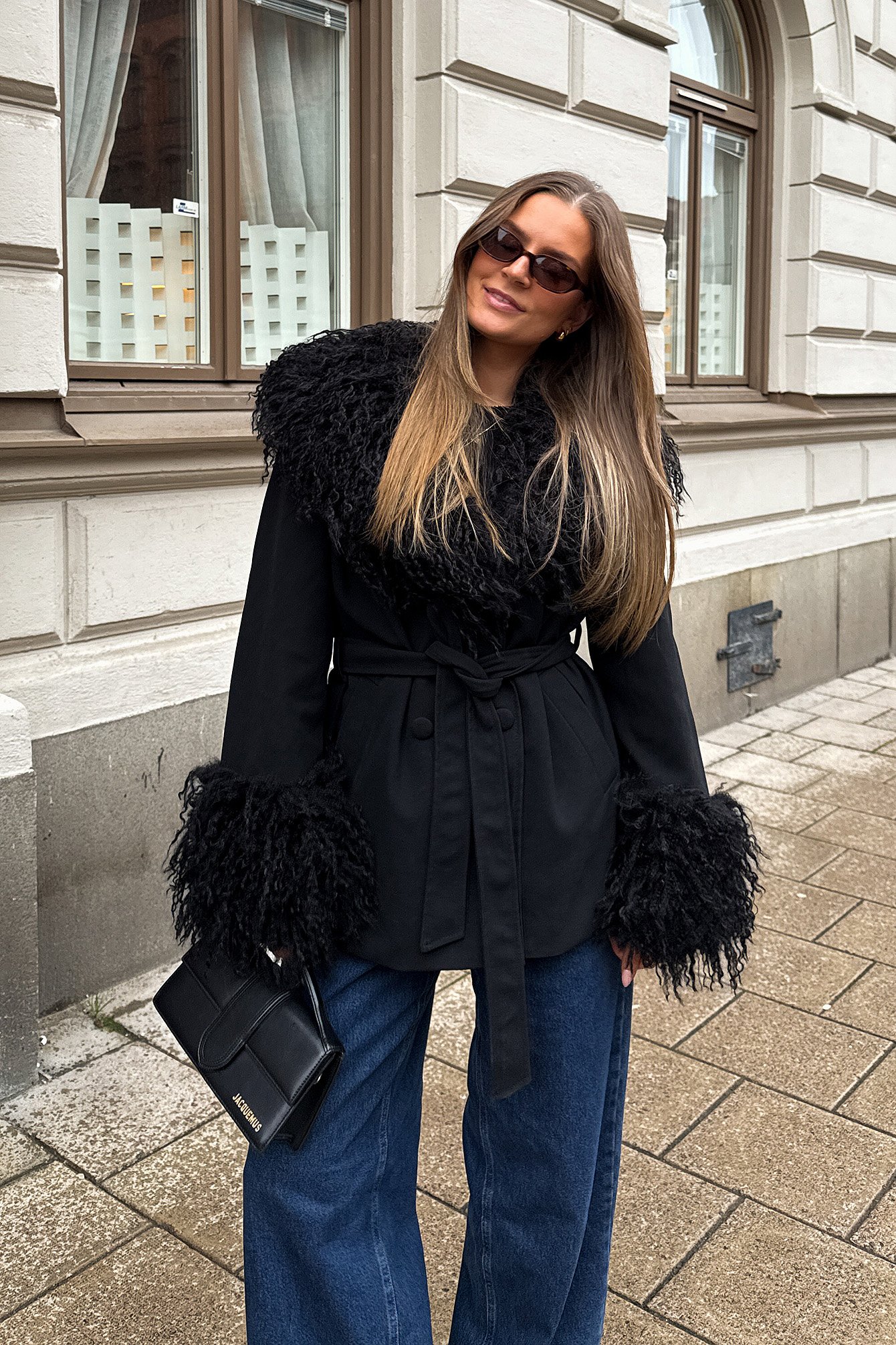 Veste en fausse fourrure bouclée à détails collés