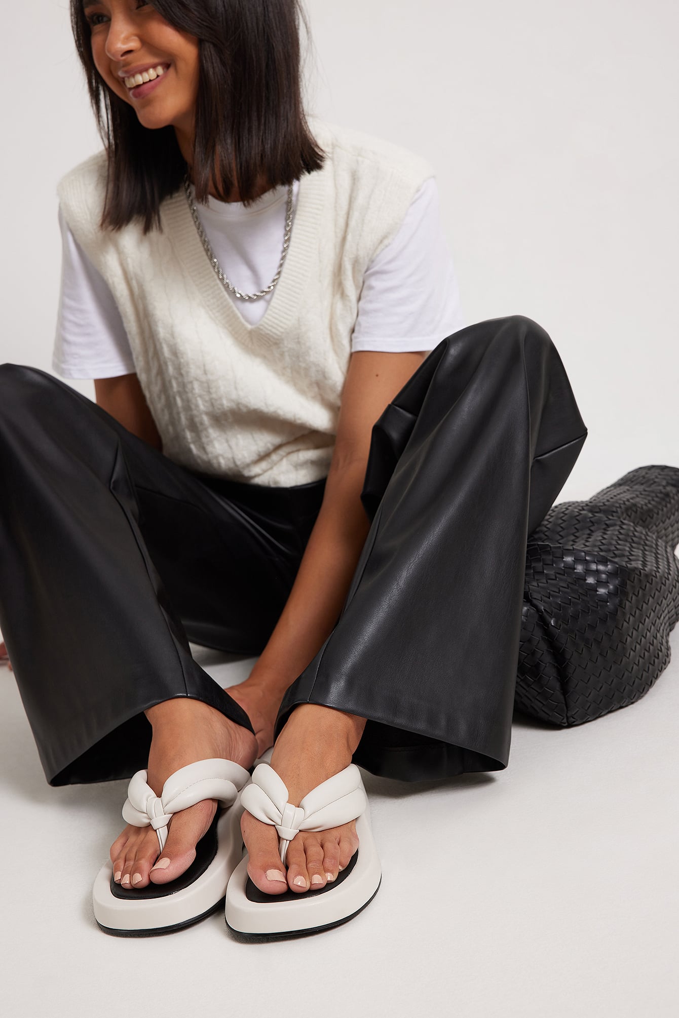 Quilted Toe Strap Sandals Offwhite | na 